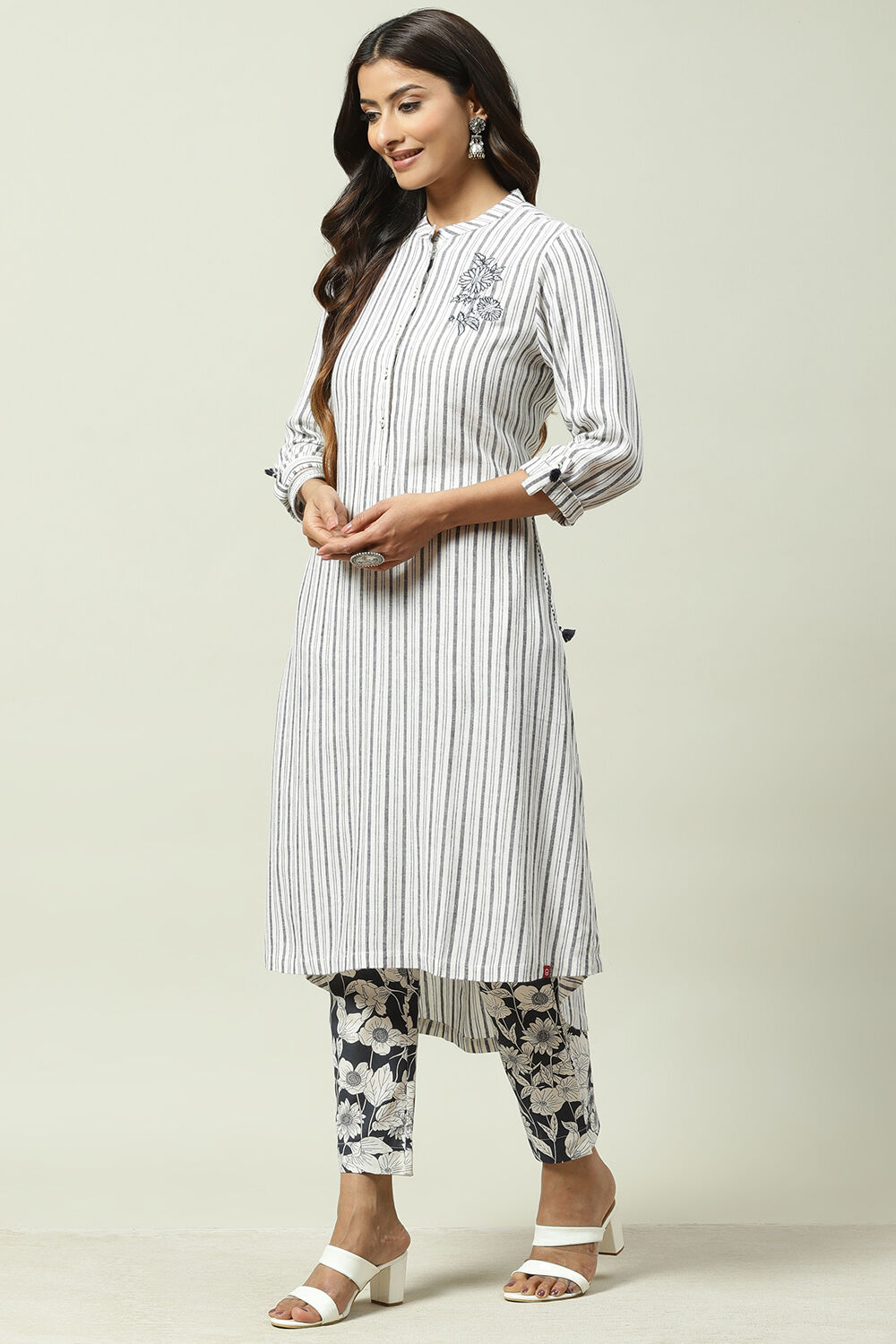 White Blue Cotton Asymmetric Kurta Set image number 3