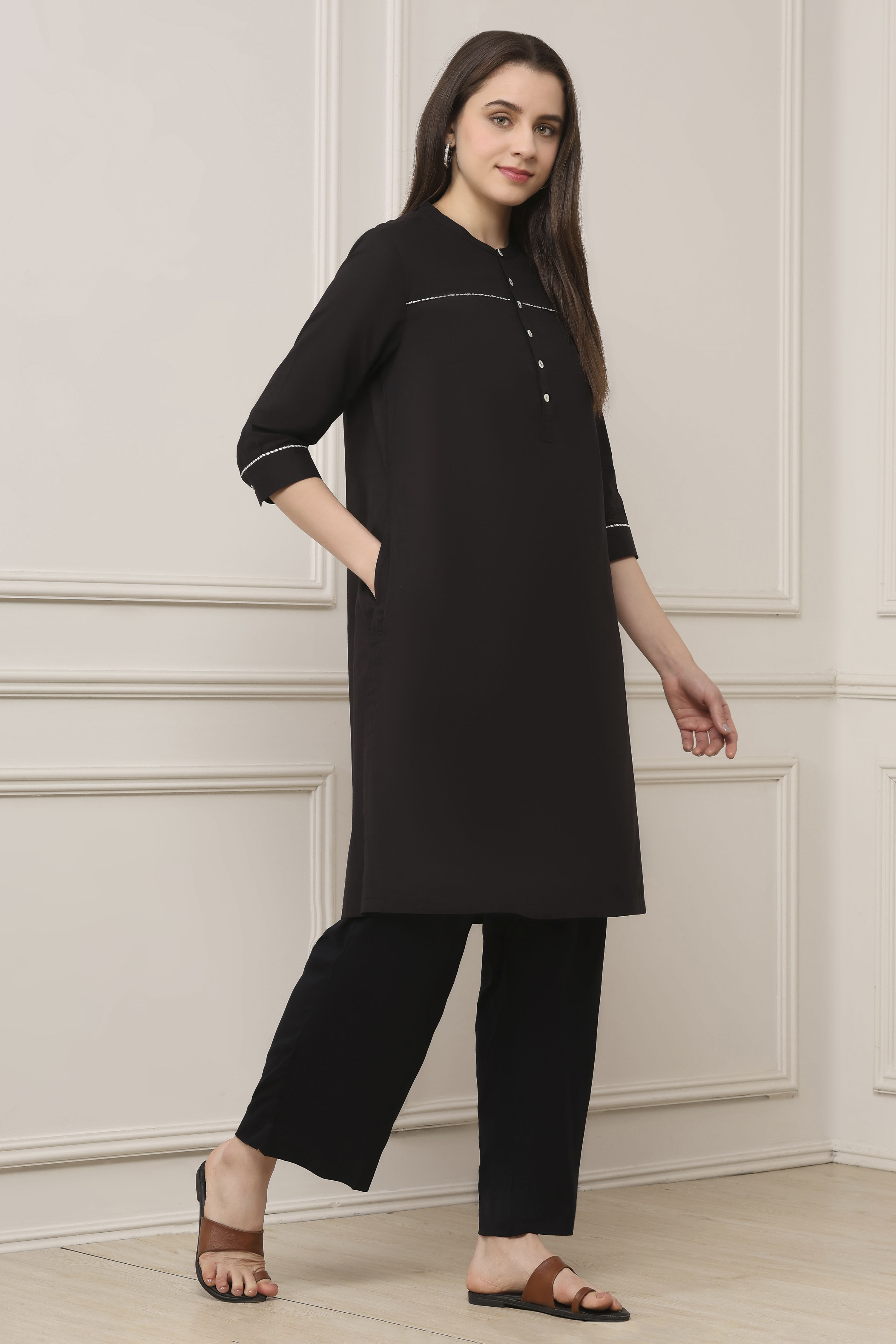 Black Cotton Solid Straight Kurta image number 4