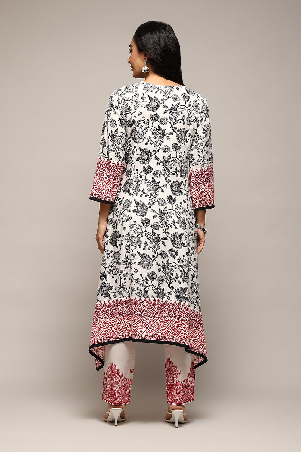 Off White Viscose Straight Printed Kurta Pant Suit Set image number 4