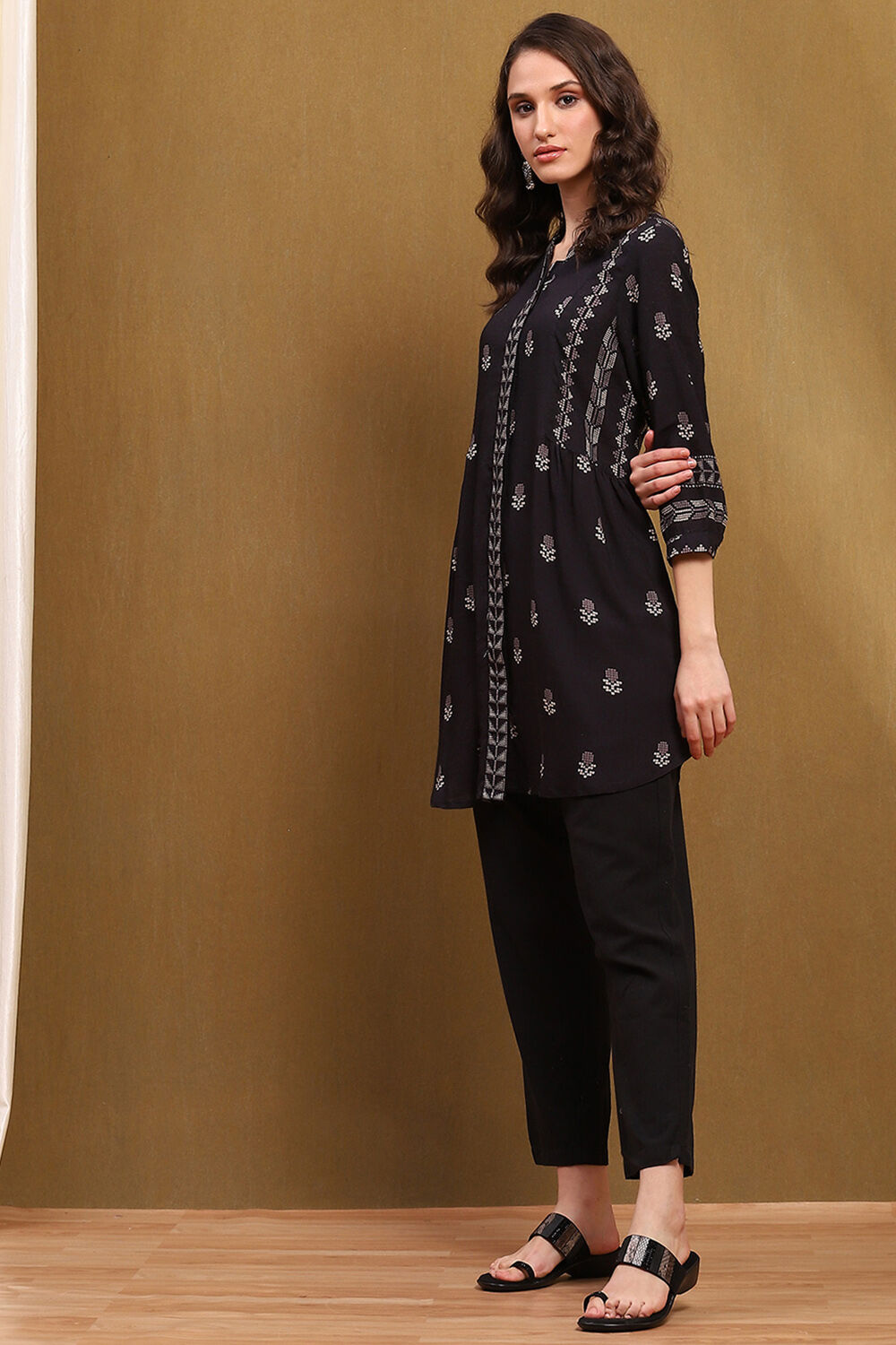 Black Floral Printed Gathered Short Kurta image number 2