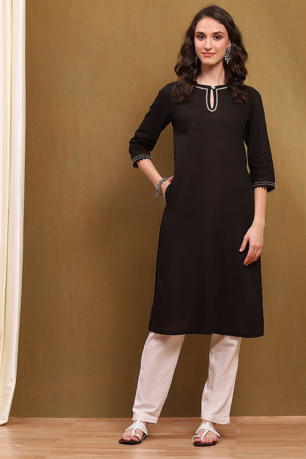Black Cotton Blend Solid Straight Kurta image number 5