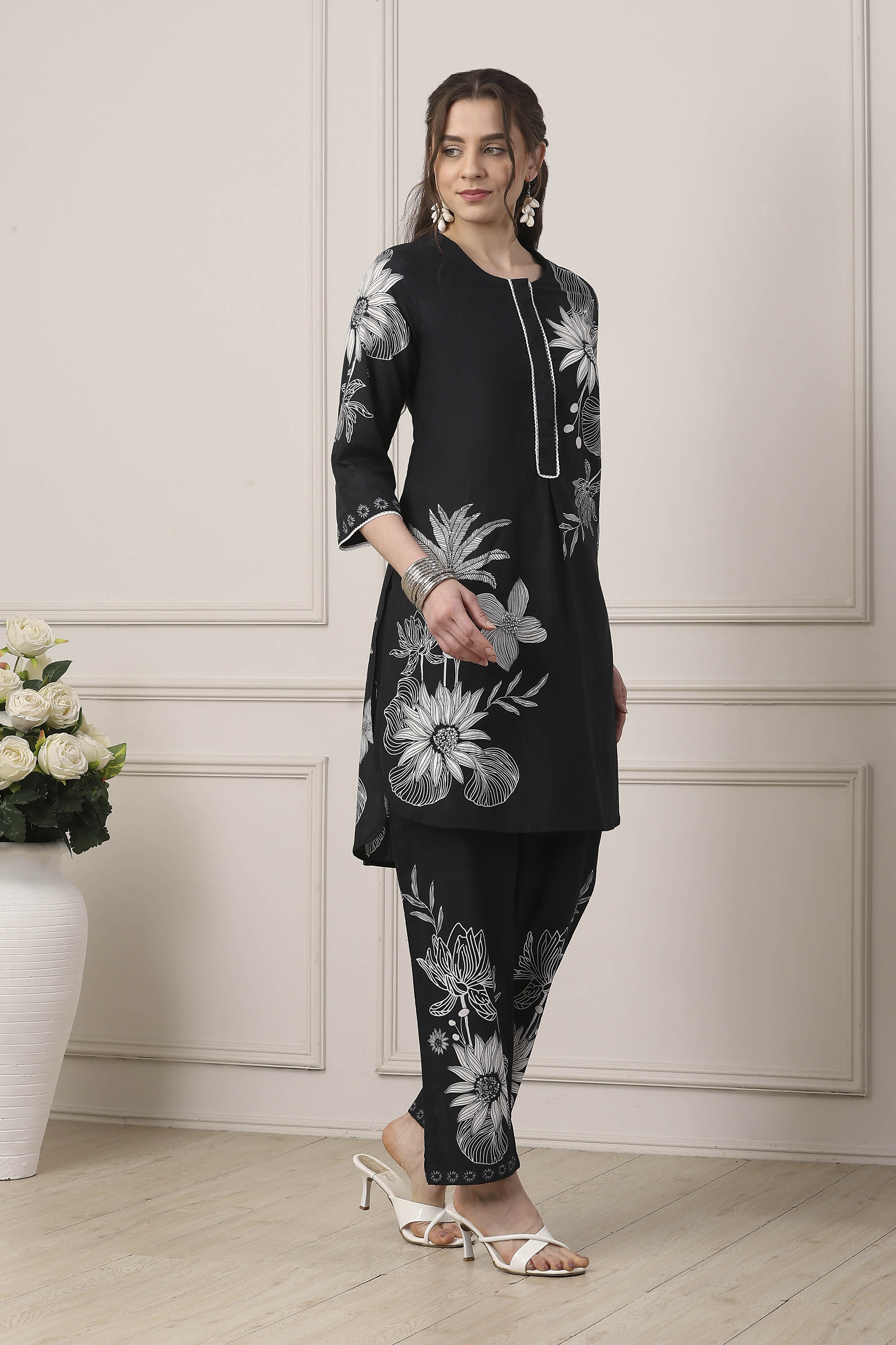 Black Cotton Floral Placement Straight Suit Set image number 5