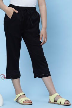 Black Cotton Solid Capri Pant image number 3