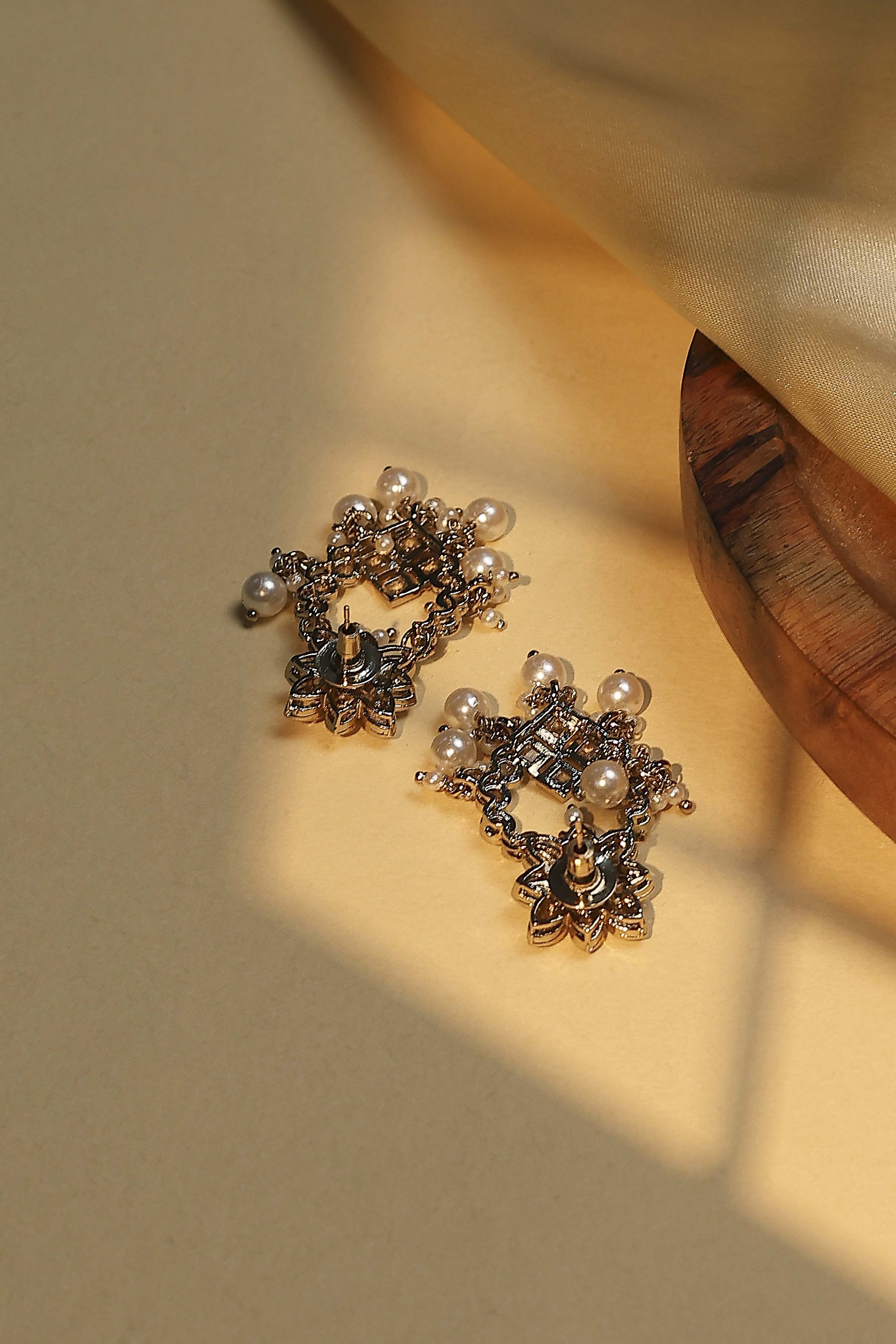 White Pearl Earrings image number 2
