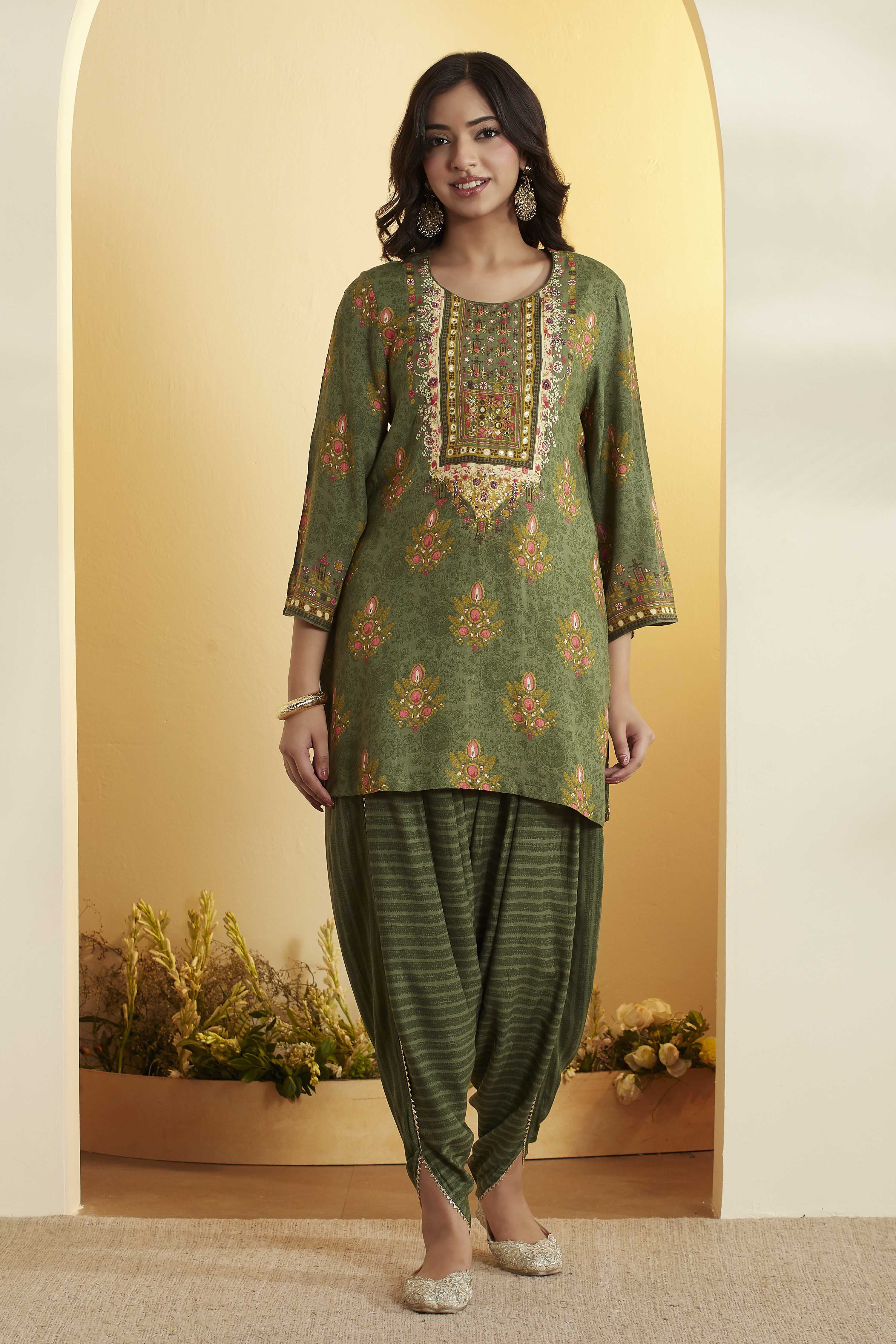 Green Viscose Rayon Straight Kurta Pants Set image number 0