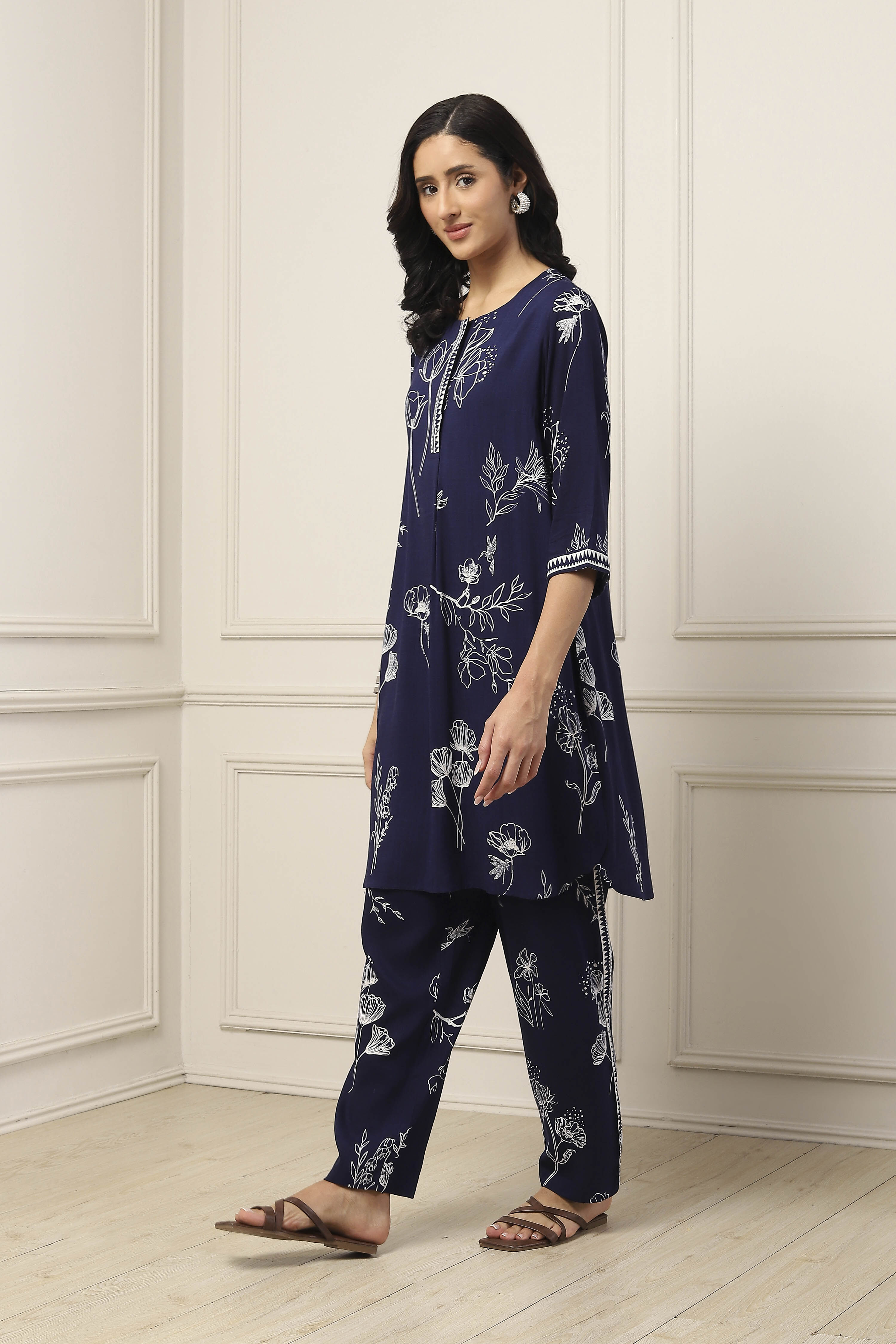 Navy Blue Viscose Rayon Floral Printed Straight Suit Set image number 3