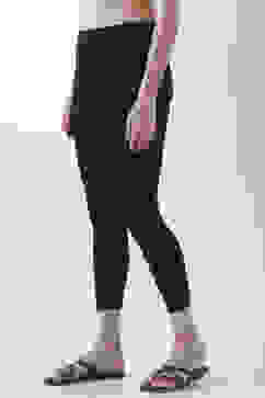 Black Cotton Lycra Solid Fitted Cropped Leggings image number 2