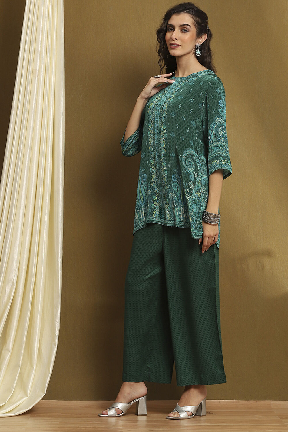 Green Crepe Printed Straight Kurta Set image number 3