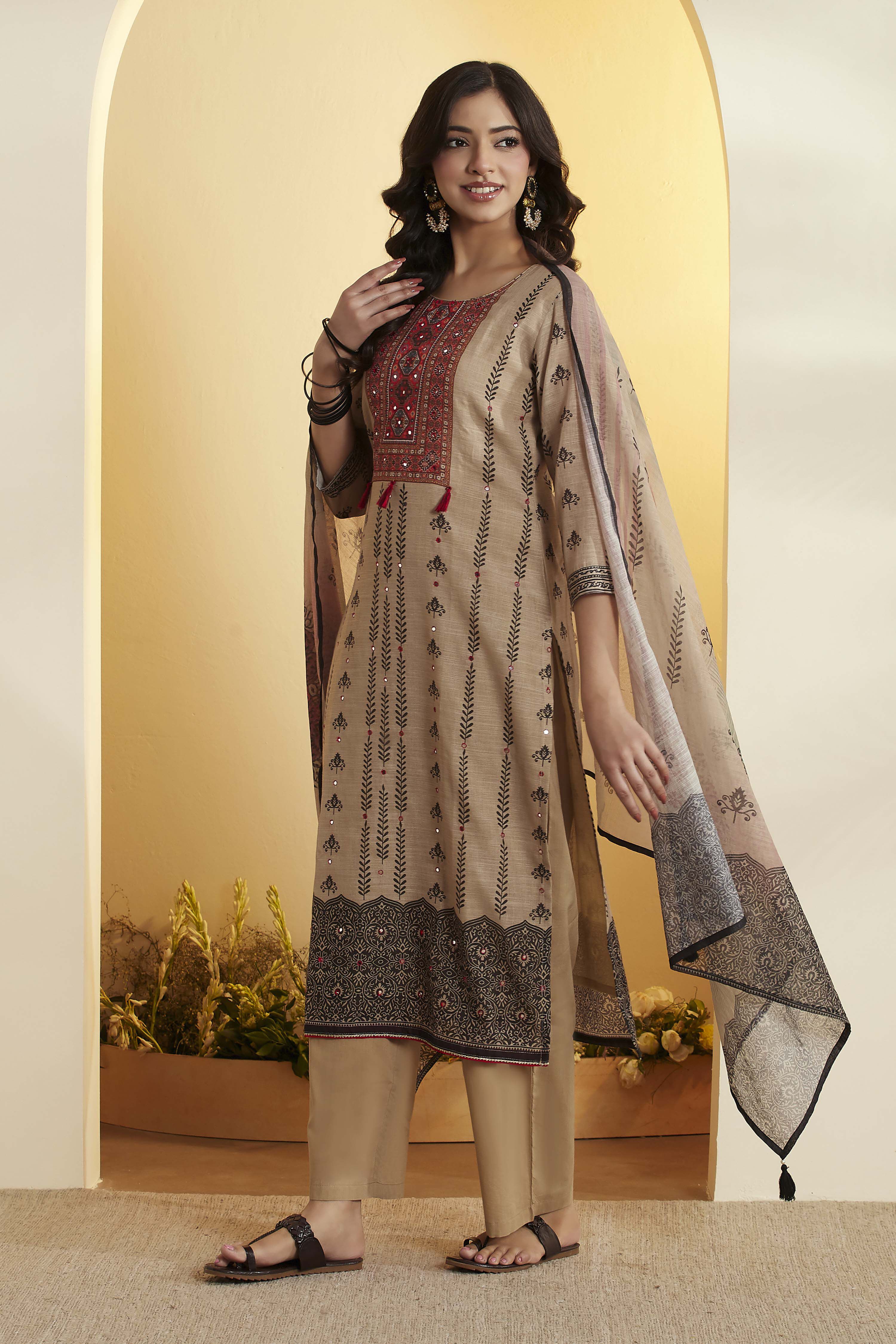 Beige Traditional Motifs Poly Linen Kurta Set image number 3