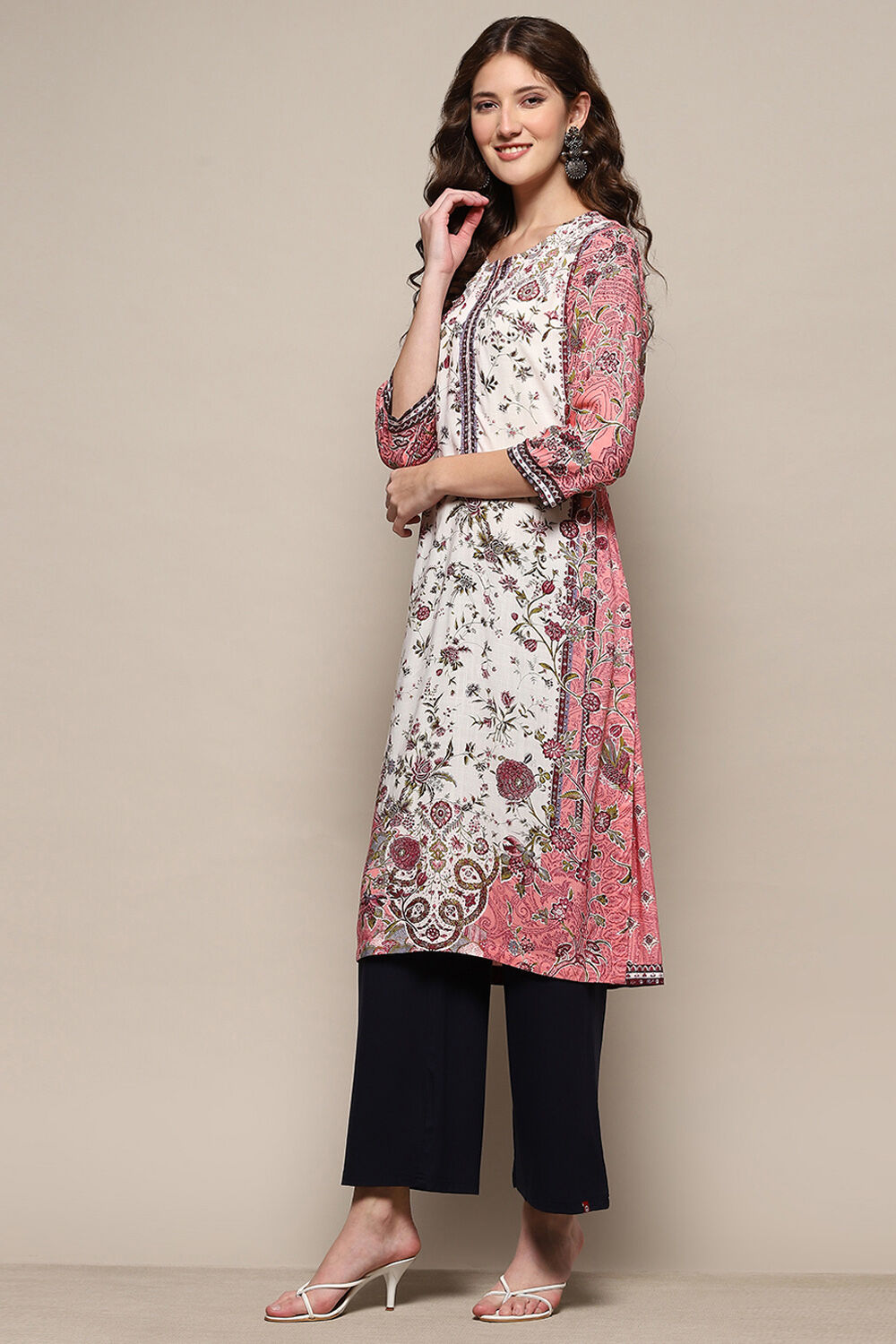 Pink & White Rayon Floral Printed Straight Kurta image number 2