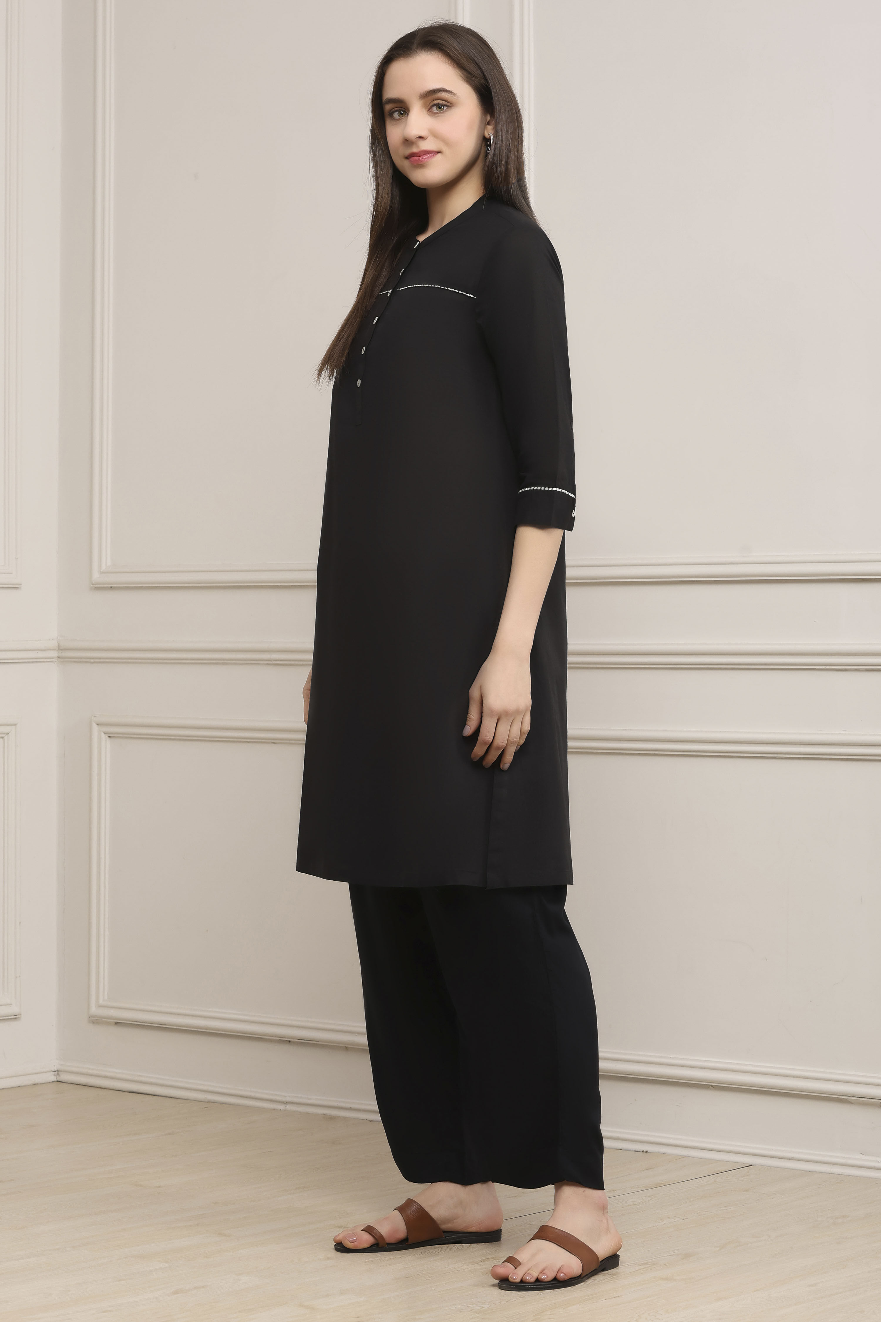 Black Cotton Solid Straight Kurta image number 2