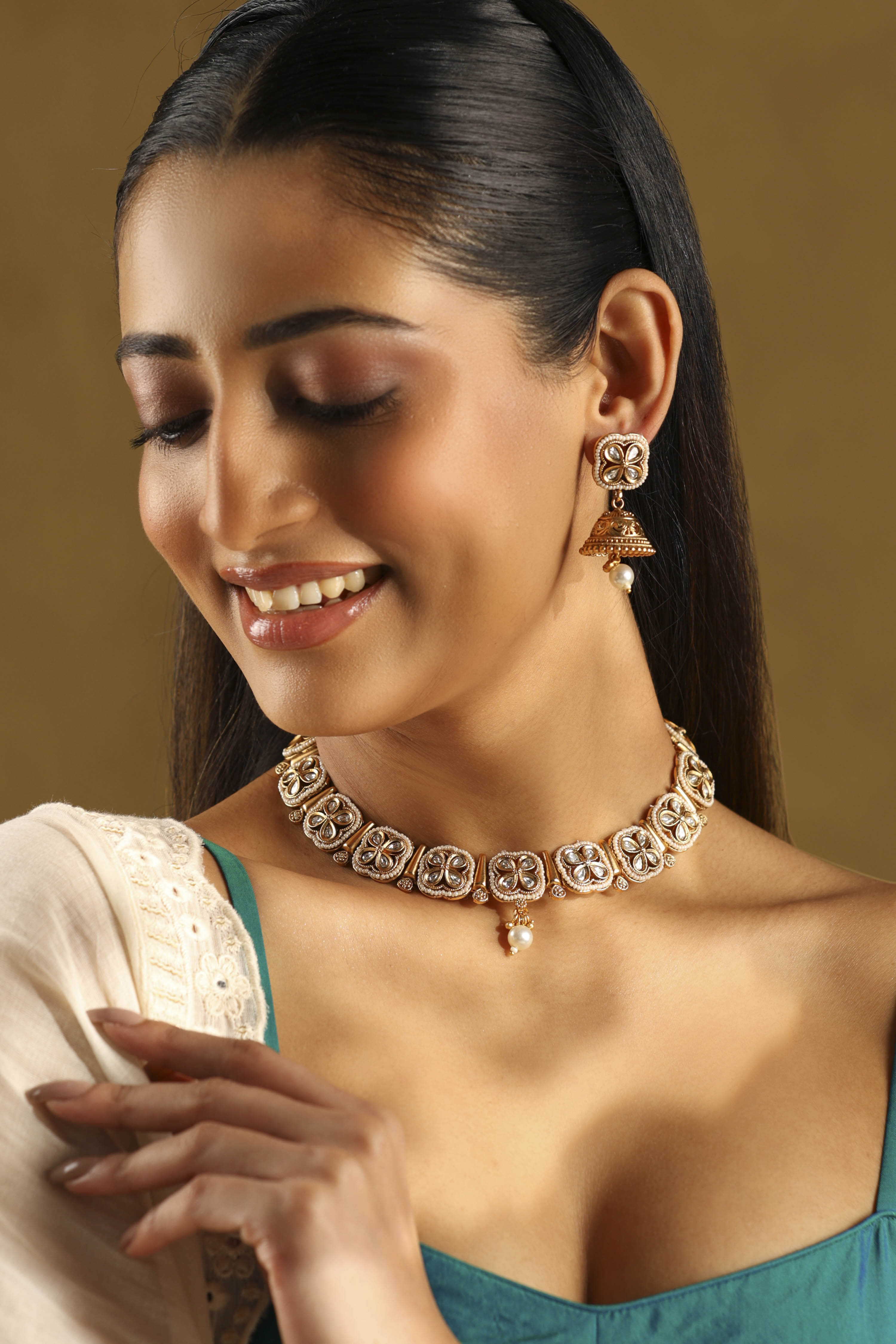 White Alloy Necklace Set image number 1