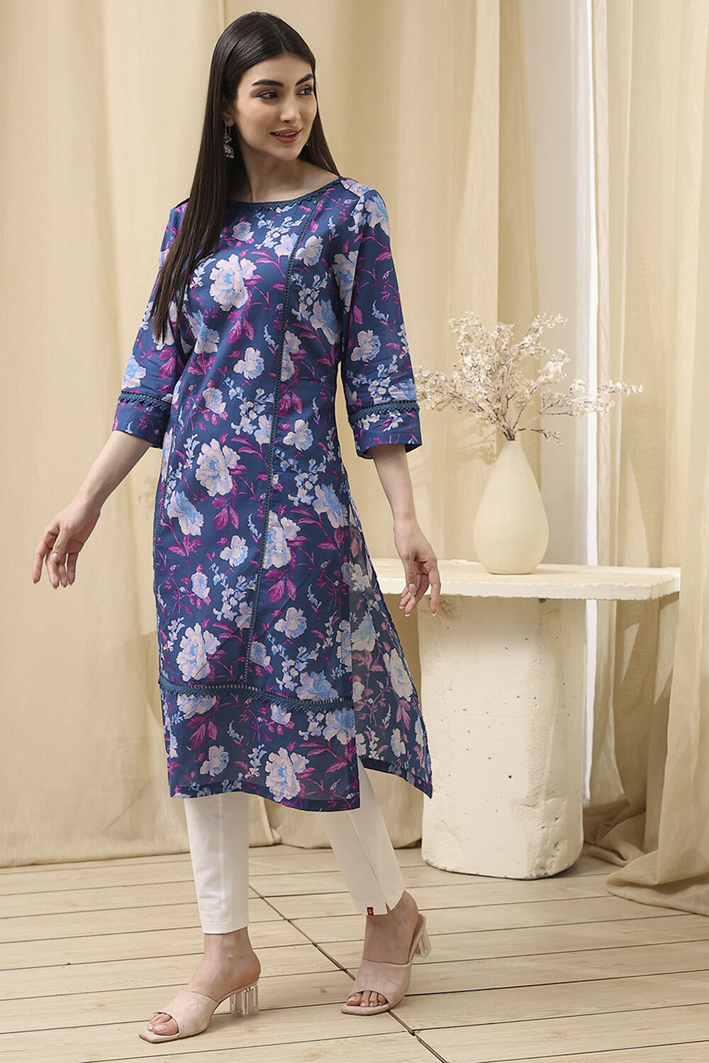 Blue Cotton Floral Straight Kurta image number 2