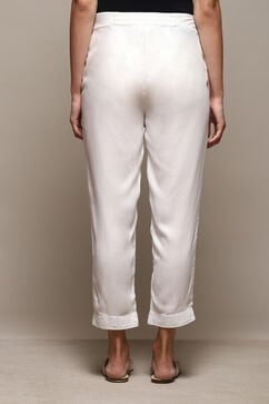 Off White Viscose Slim Solid Pants image number 4