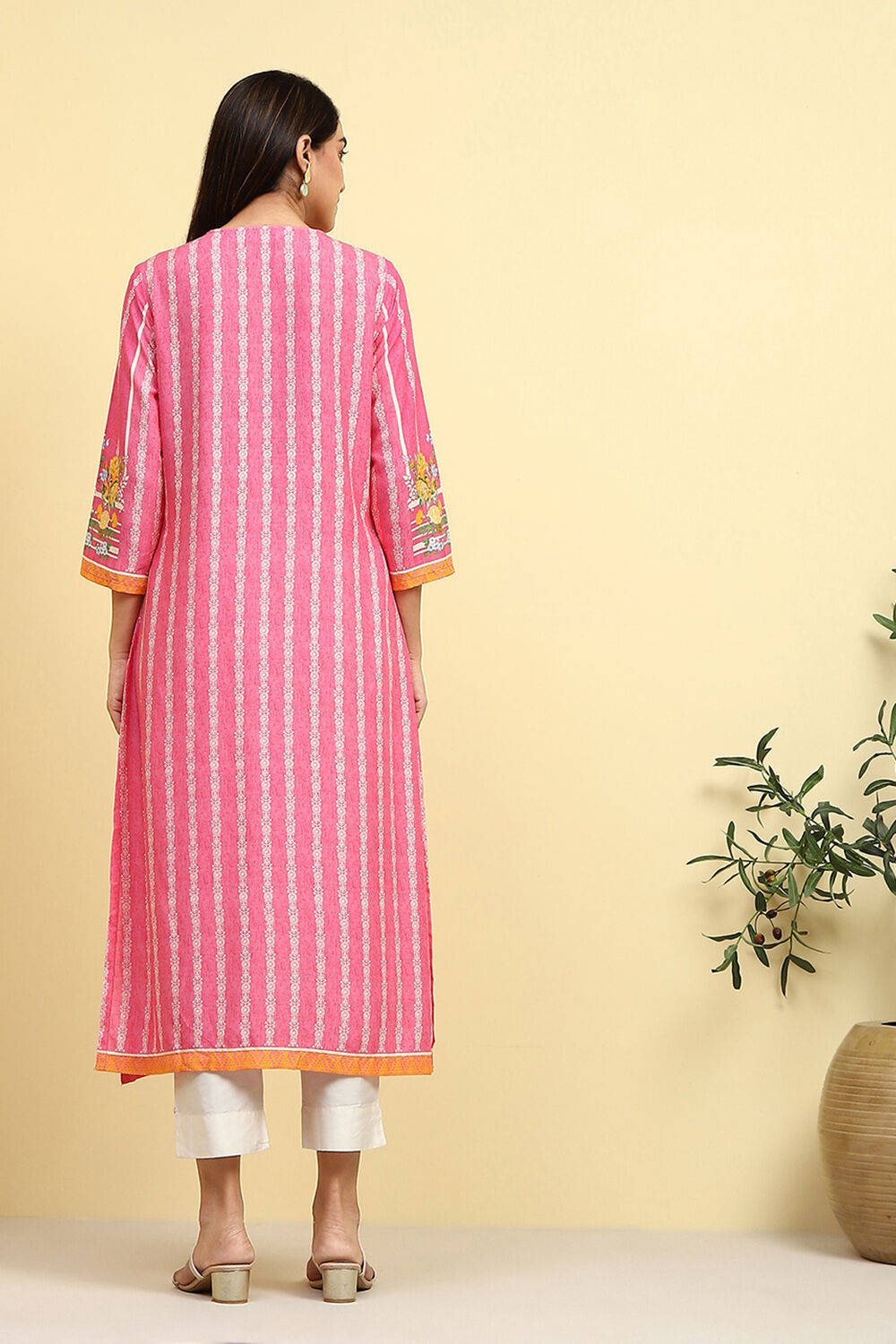 Purple Floral Printed Regular Fit Straight Kurta image number 3