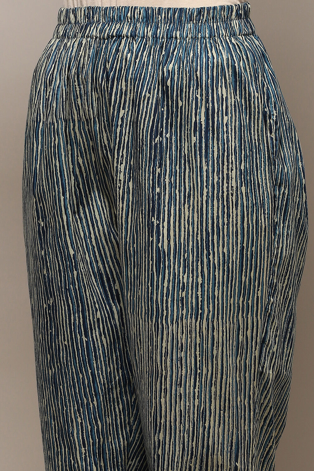 Green Cotton Screen Printed Unstitched Suit Set image number 3