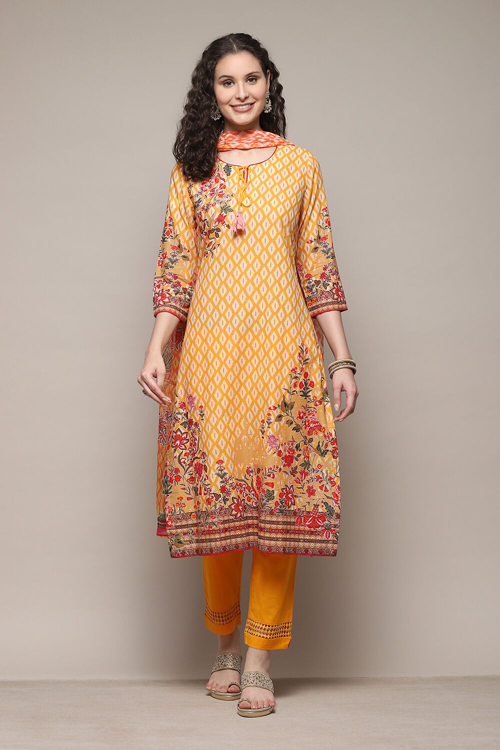Yellow Cotton Straight Printed Kurta Slim Pant Suit Set image number 7
