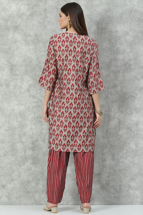 Maroon Poly Viscose Flared Printed Kurta Set image number 4