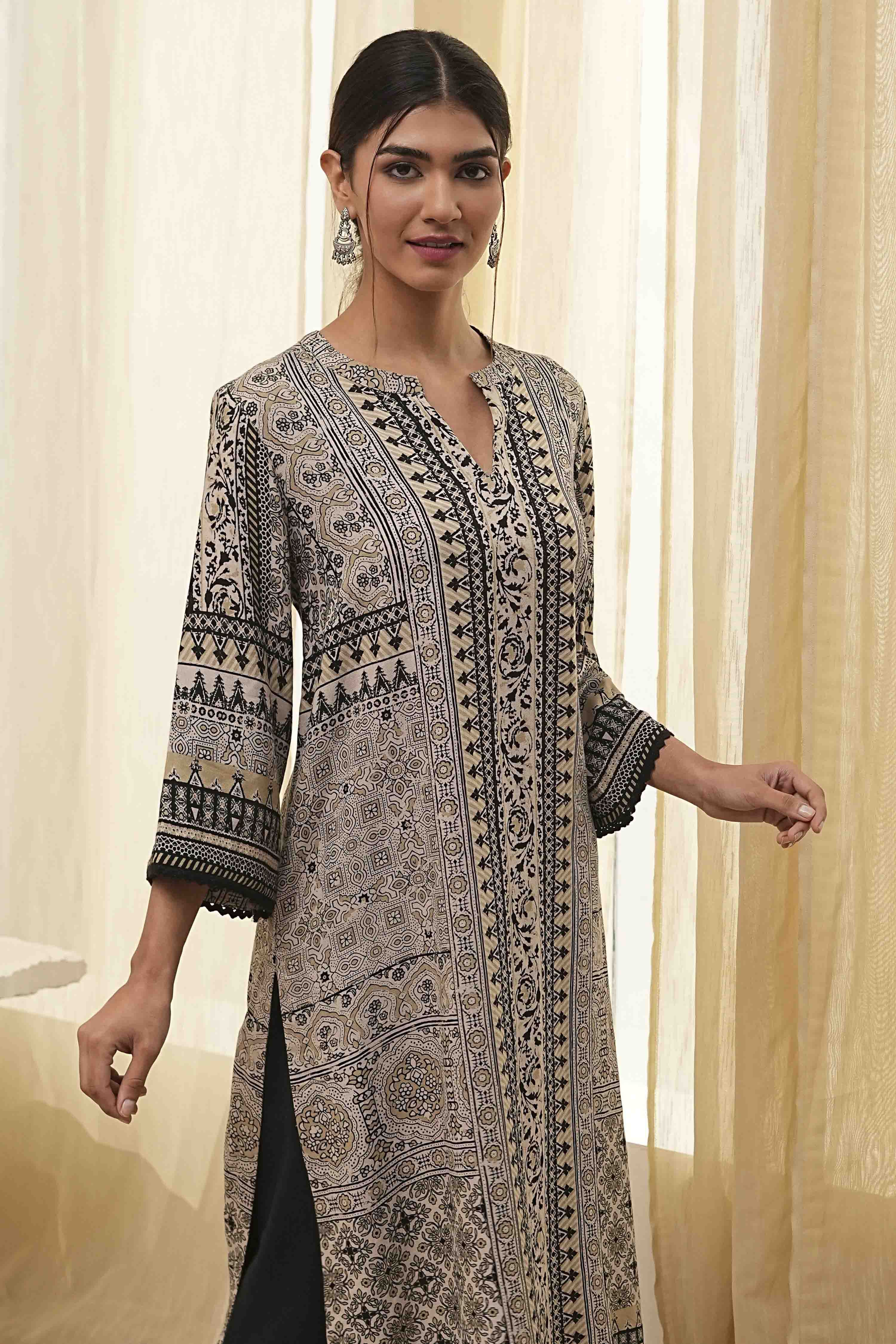 Ecru and Black Printed Straight Kurta image number 6