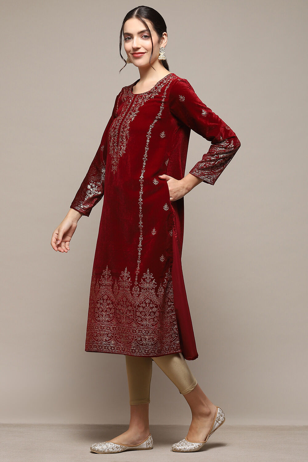 Maroon Poly Velvet Printed Straight Kurta image number 2