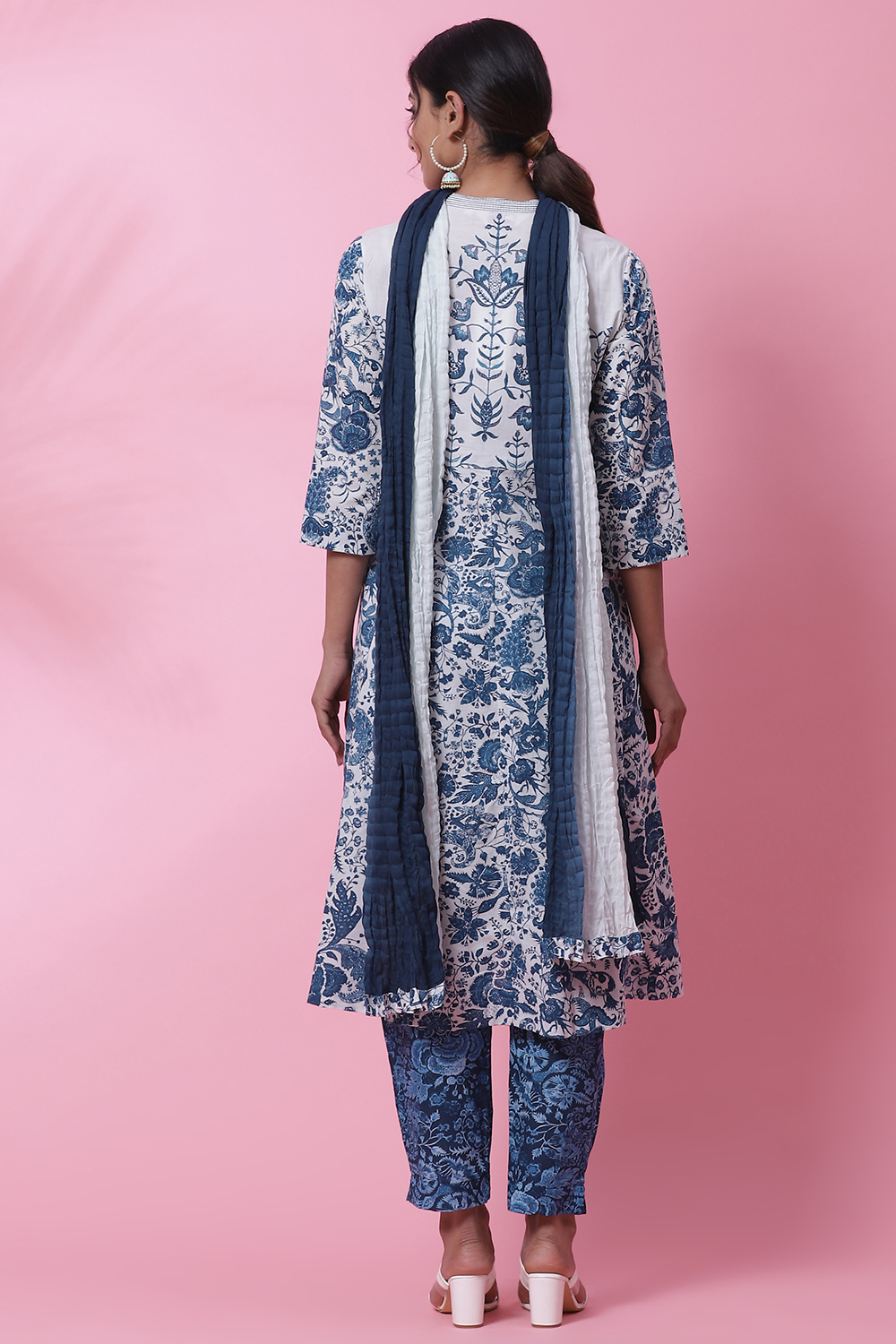 White and Blue Cotton Flared Kurta Slim Pant Suit Set image number 4