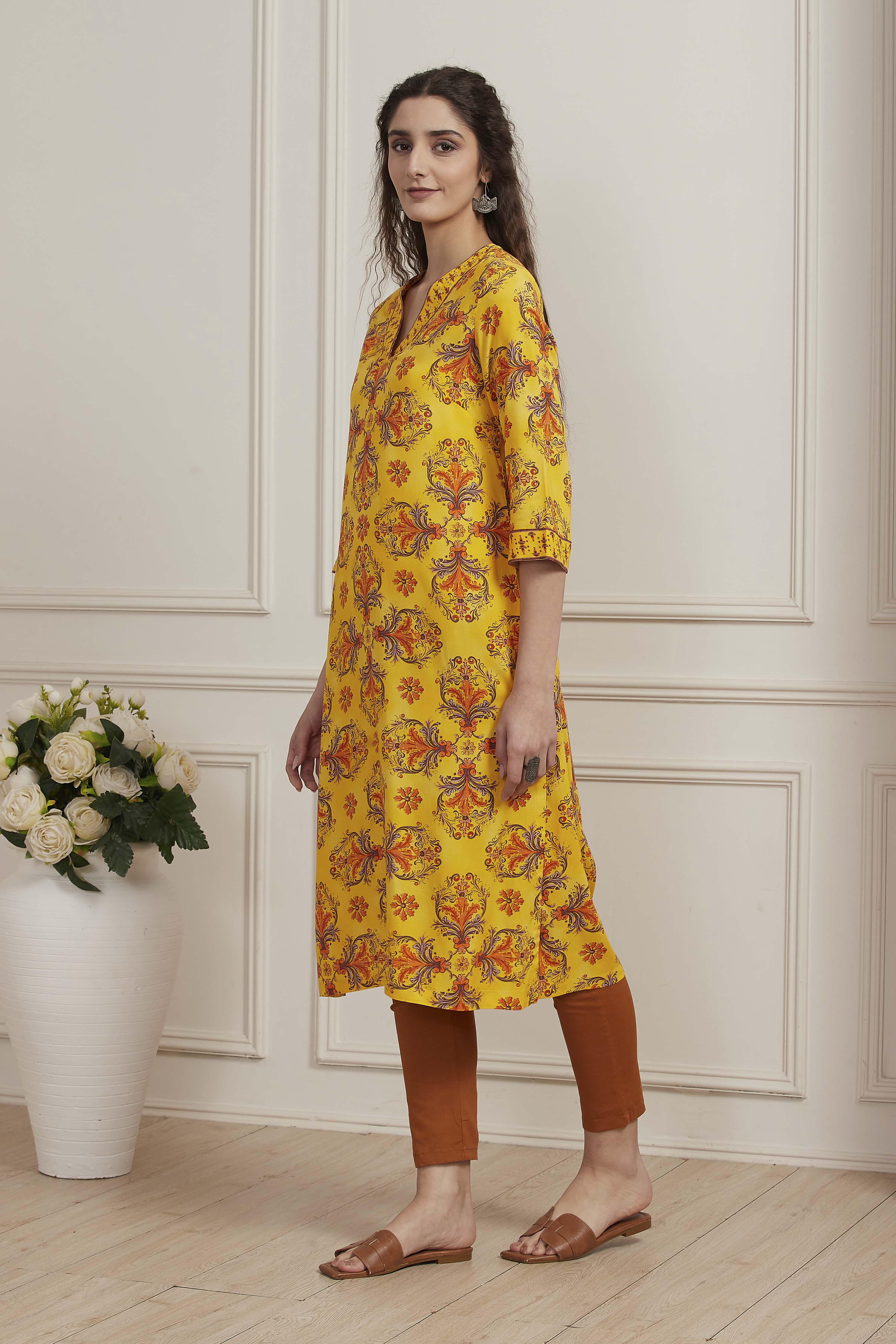 Yellow Floral Printed Straight Kurta image number 2