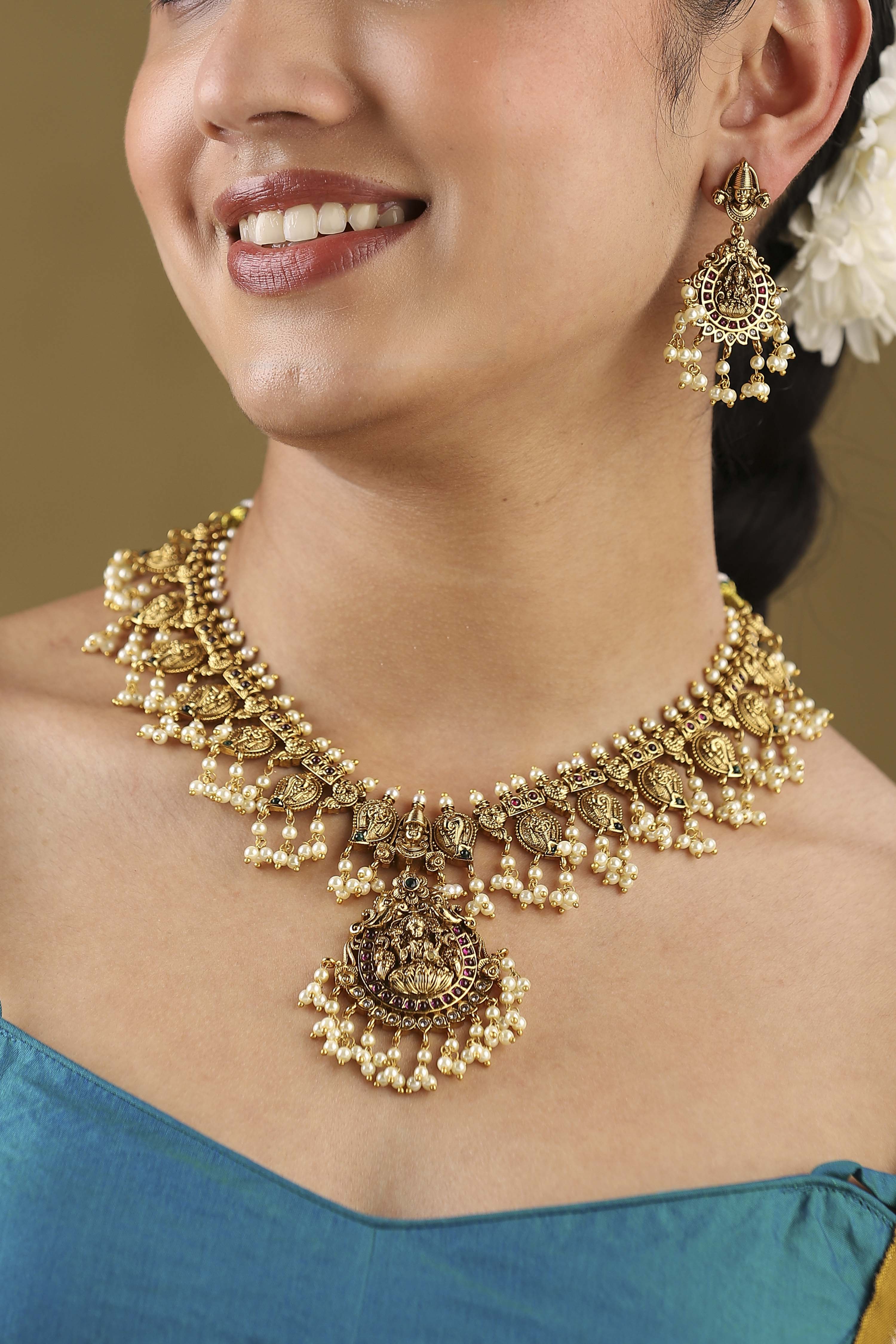 Off White Gold Plated Alloy Pearl Studded Necklace Set image number 3