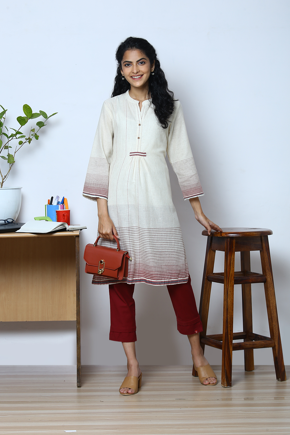 Off White Cotton Yarndyed Kurta image number 3