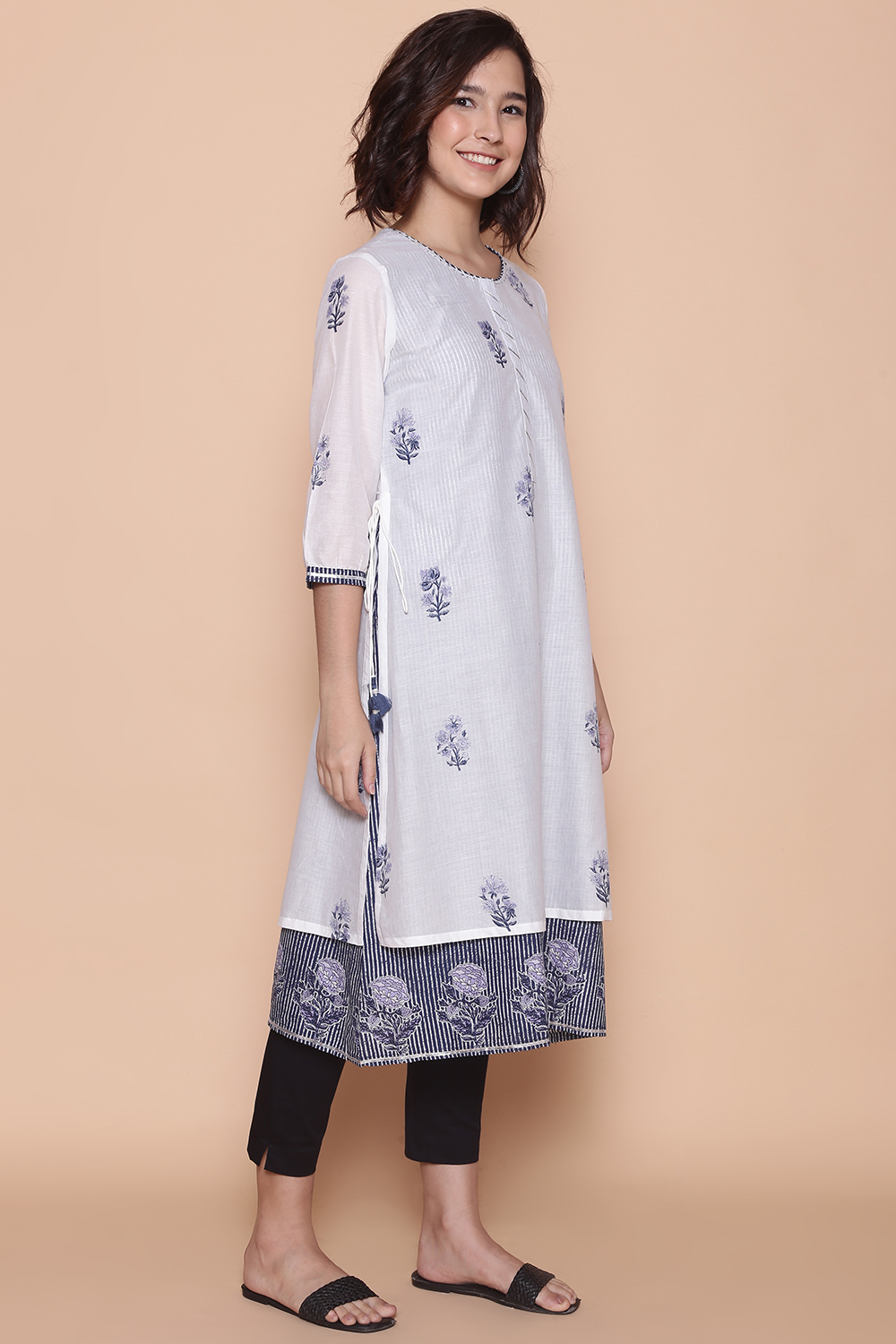 White And Blue Cotton A-Line Printed Kurta image number 4