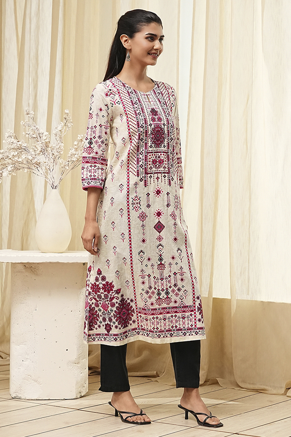 Off-White and Blue Cotton Straight Kurta image number 4
