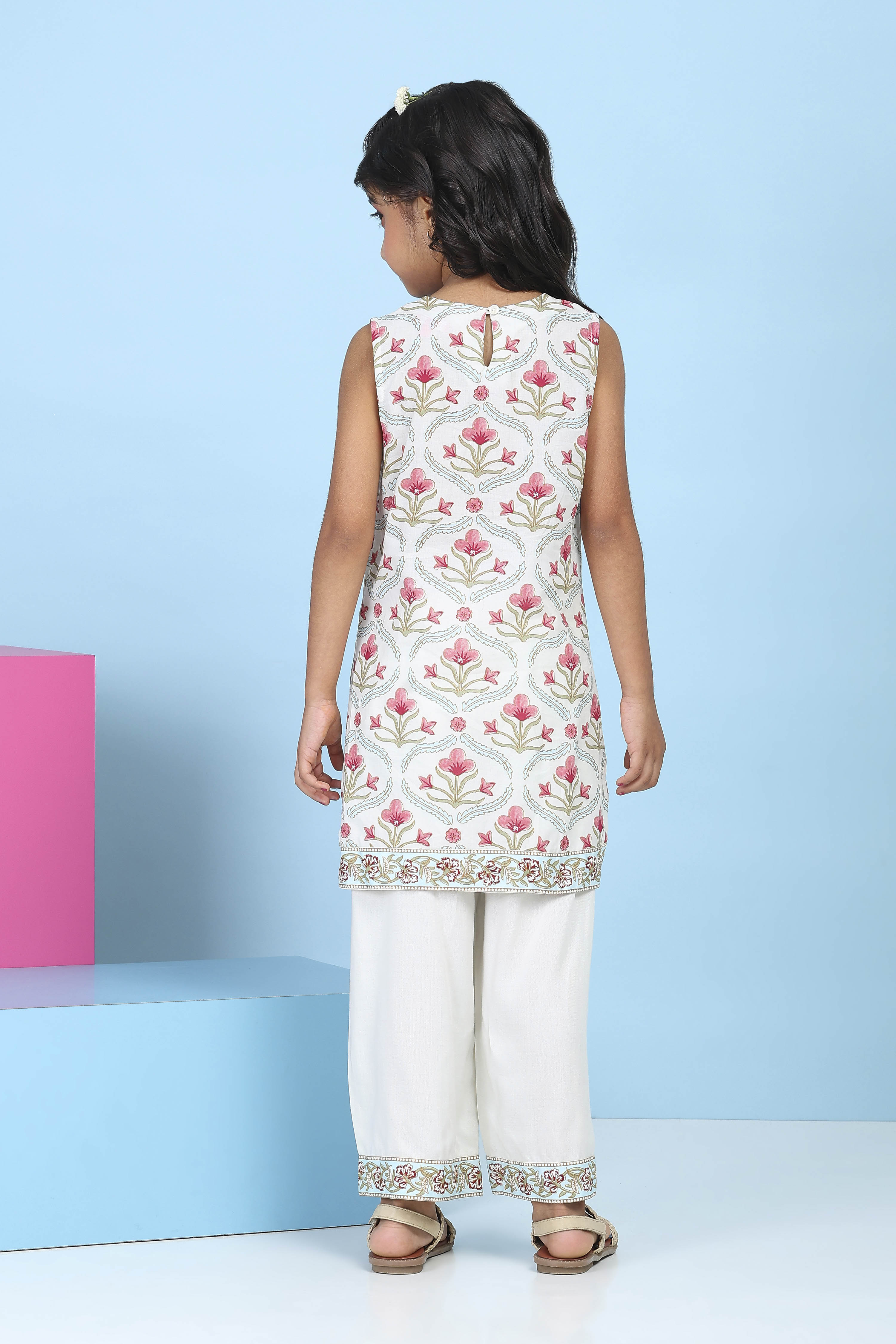 White Cotton Floral Printed Straight Suit Set image number 4