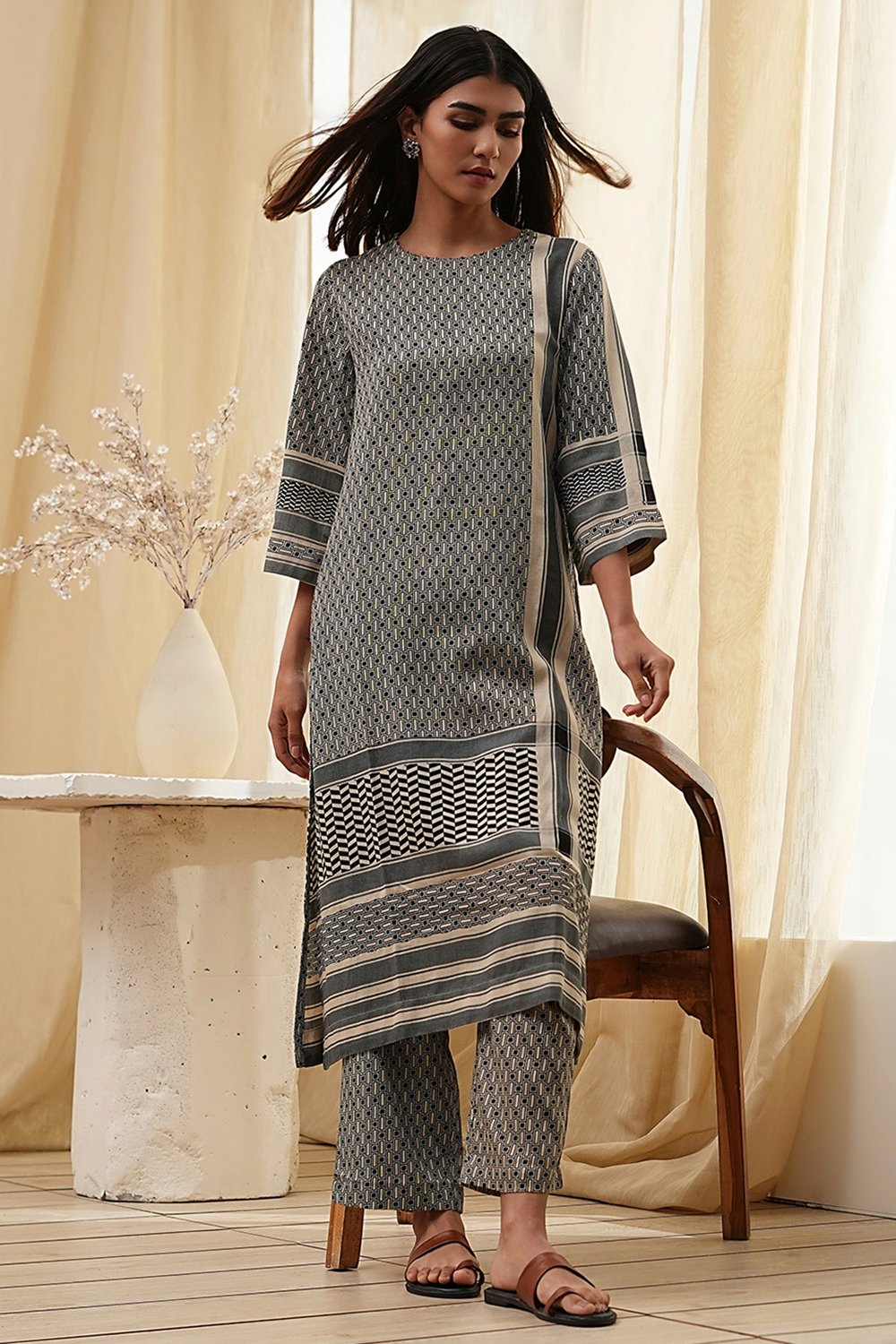 Black and Beige Printed Straight Kurta Set image number 0