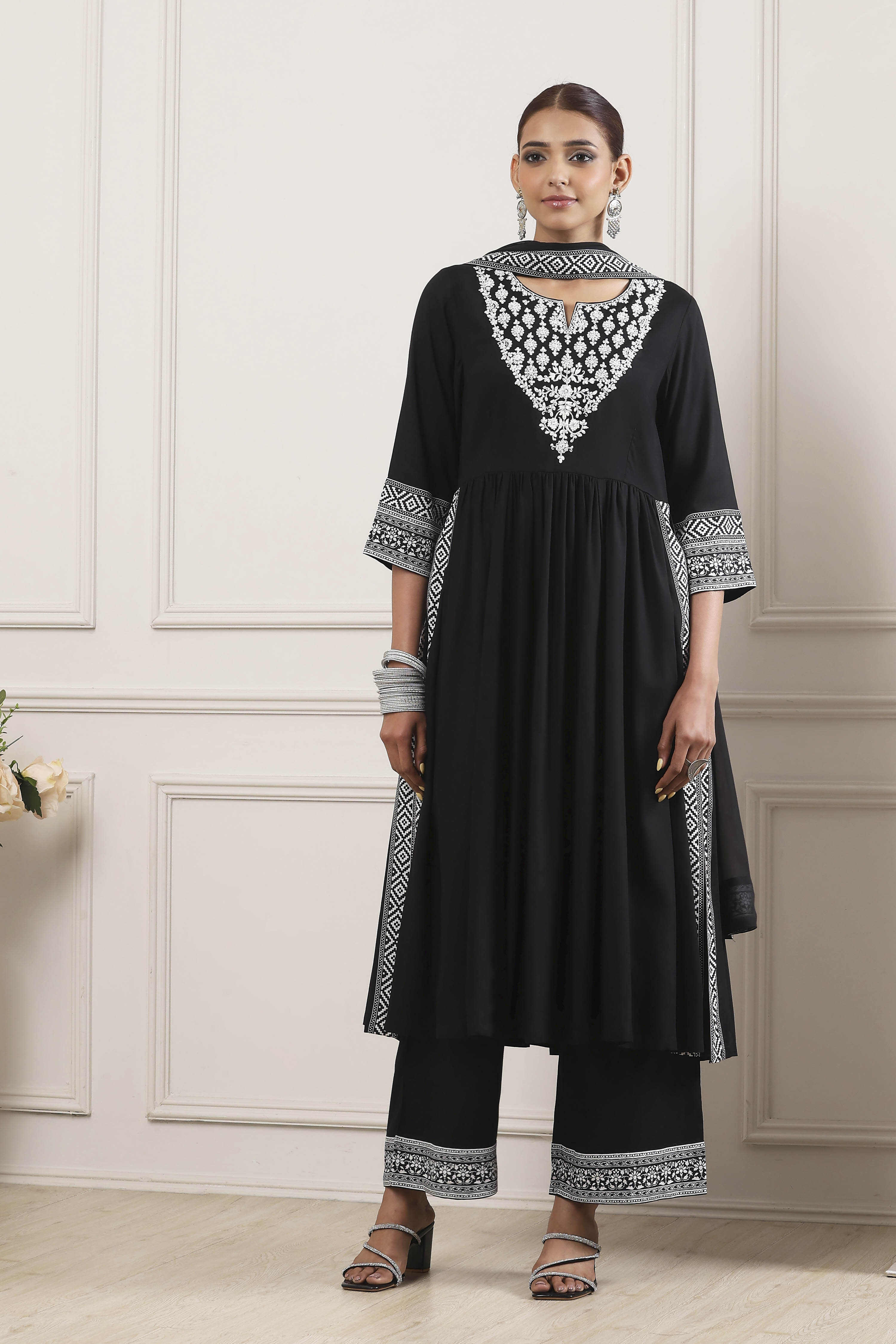 Black Dyed Solid Gathered Straight Suit Set image number 6