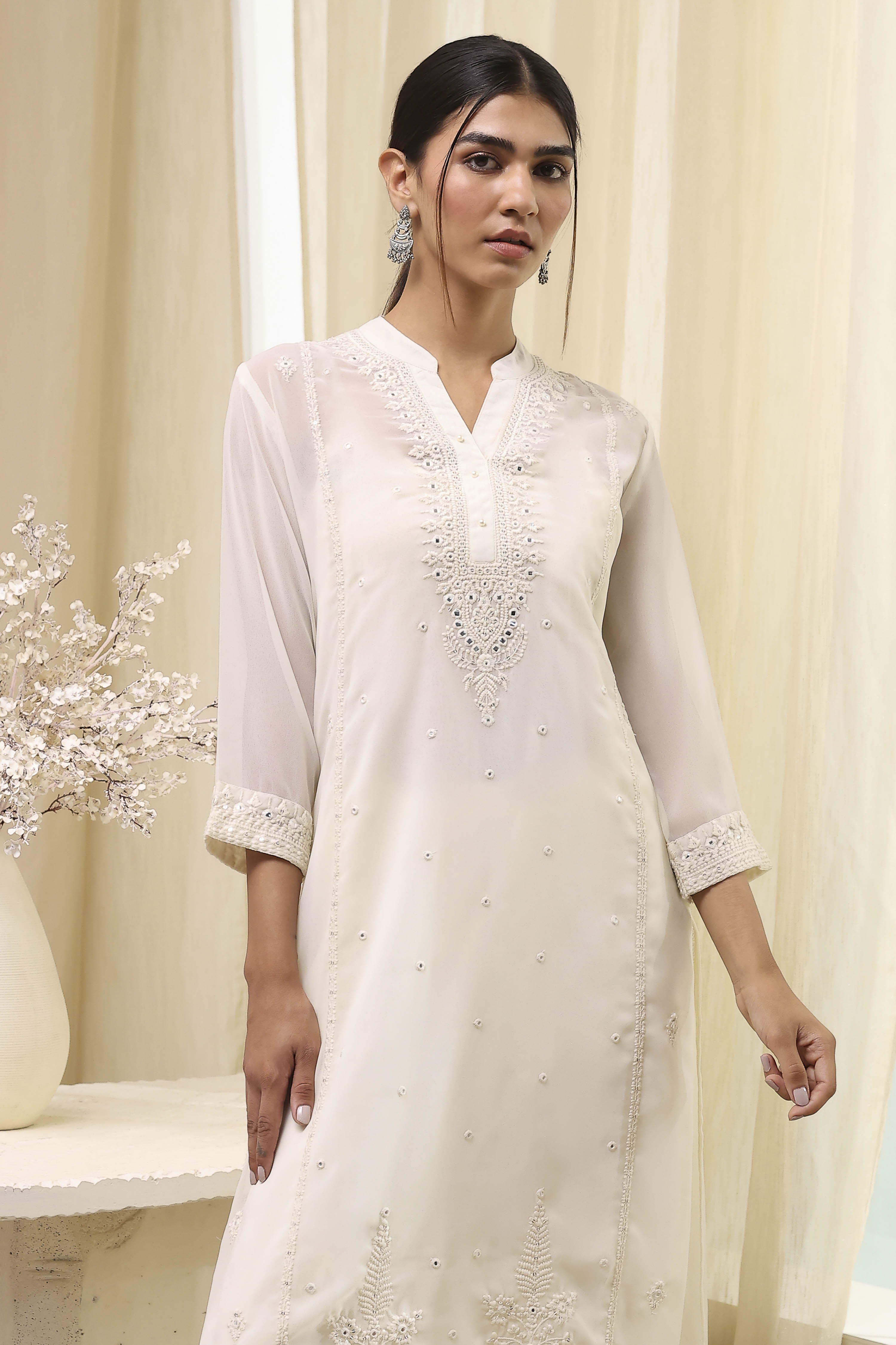 Off-White Embroidered Straight Kurta image number 1