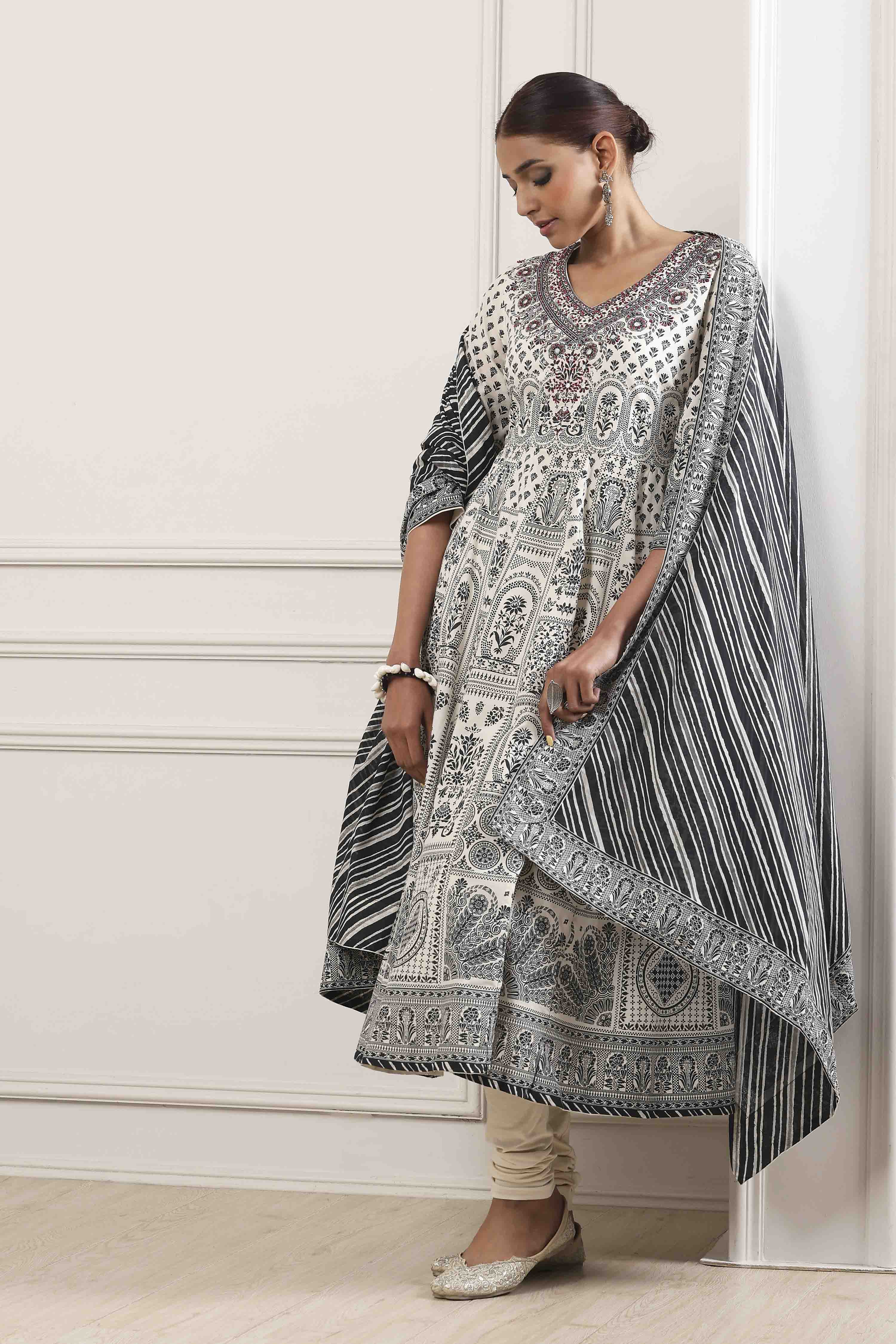 Pink Cotton Kalidar Suit Set image number 6