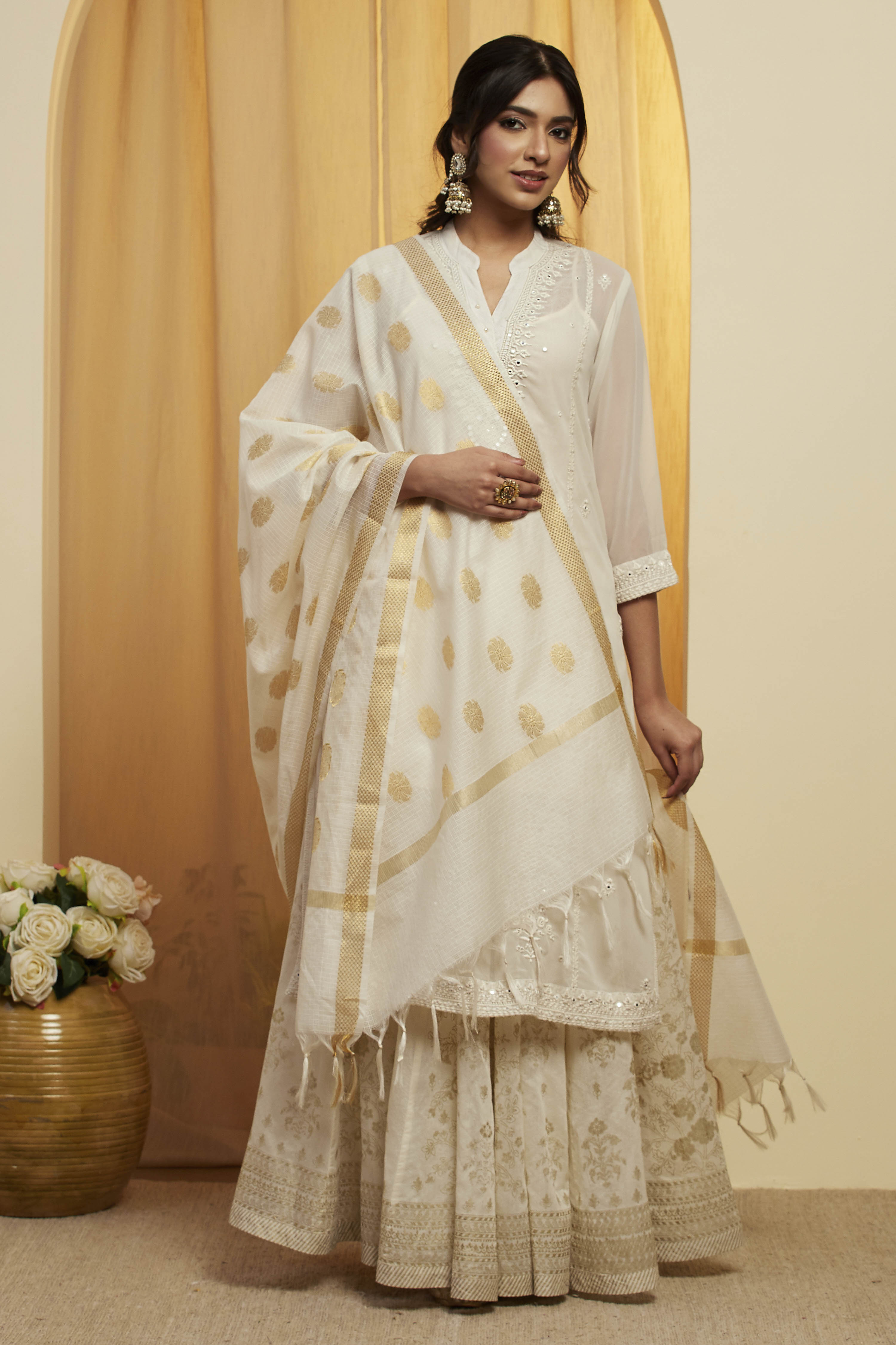 Off White & Gold Woven Design Tasseled Dupatta image number 4