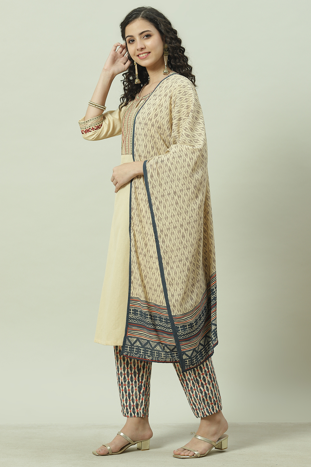 Beige Straight Kurta Regular Pants Suit Set image number 5