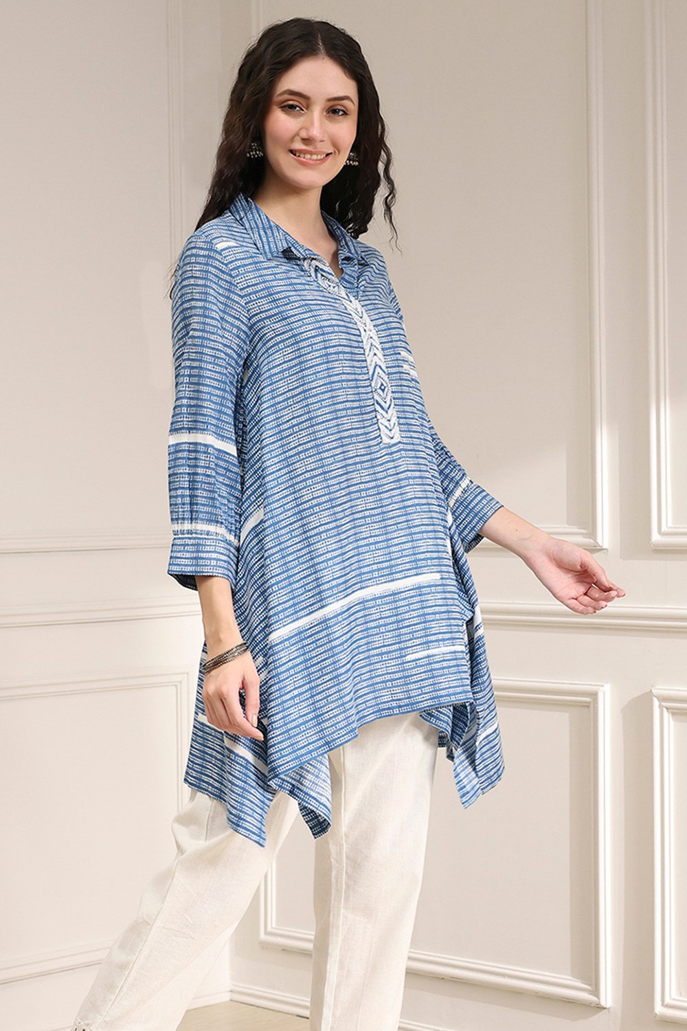 Blue Printed Asymmetric Short Kurta image number 4