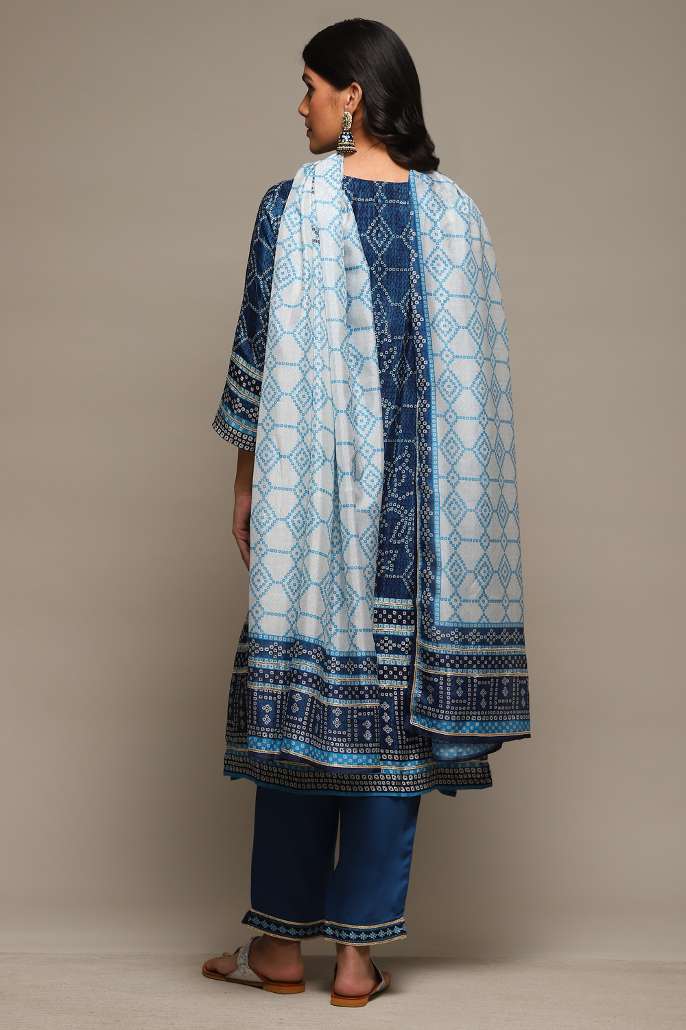 Earthy Green Viscose Straight Kurta Pants Suit Set image number 4