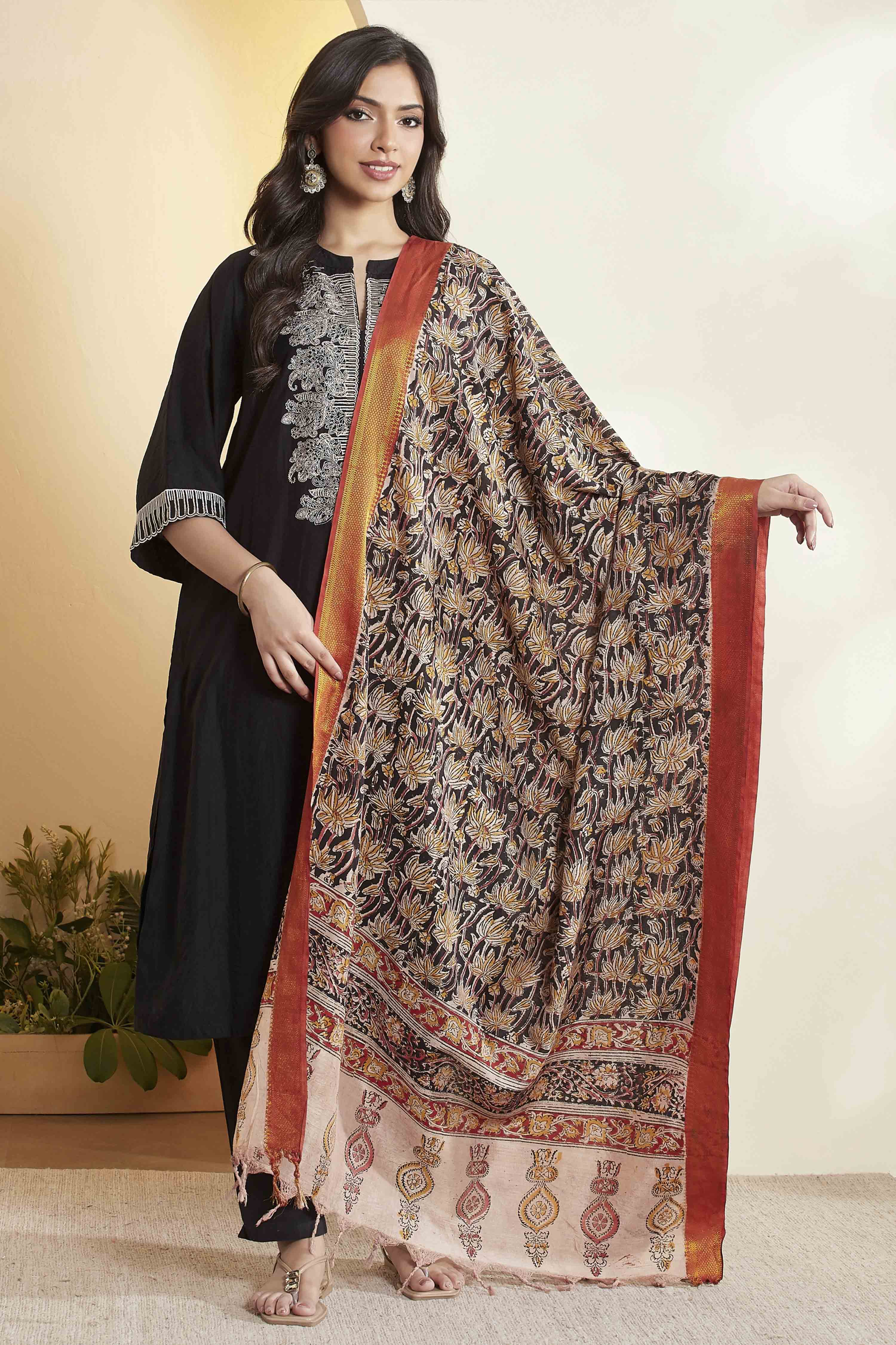 Black Chennur Silk Printed Dupatta image number 6