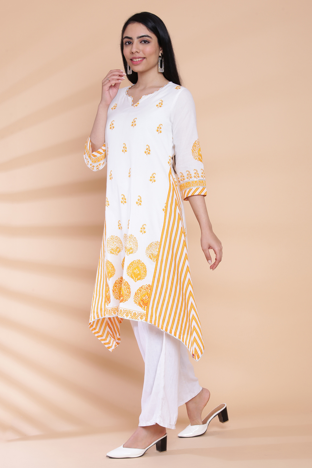 White And Coral Cotton A-Line Printed Kurta image number 2
