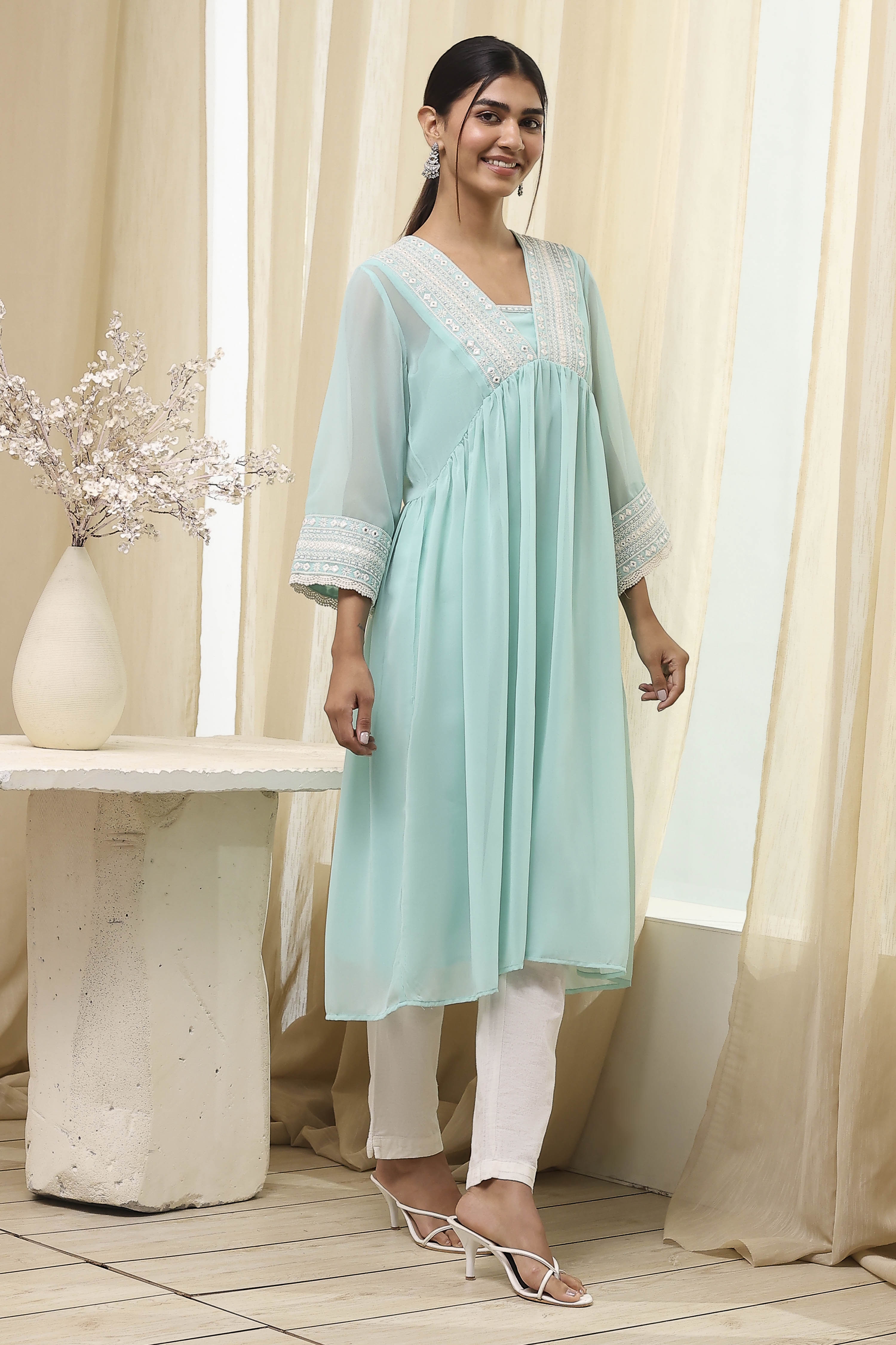Aqua Embroidered Gathered Kurta image number 4
