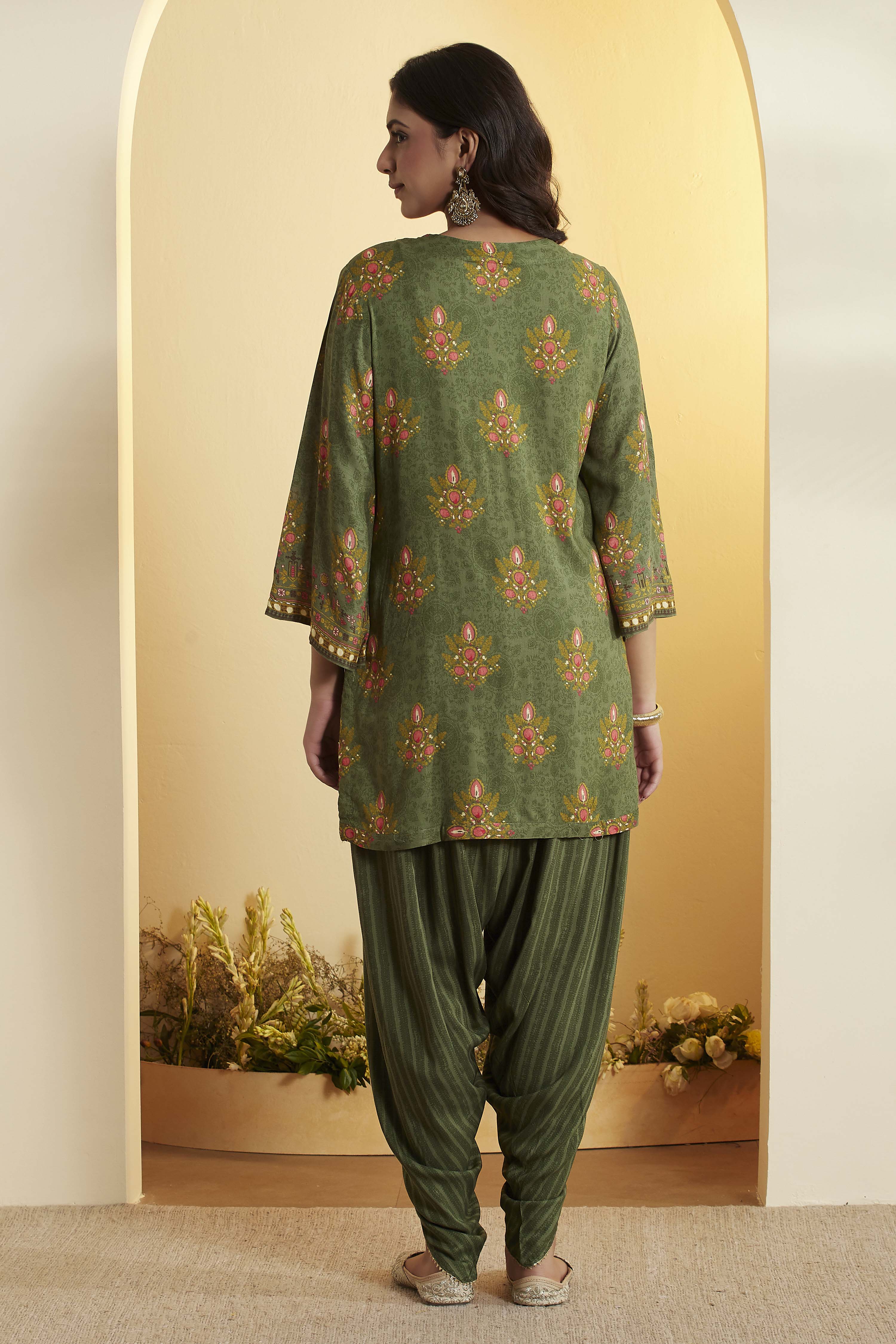 Green Viscose Rayon Straight Kurta Pants Set image number 1