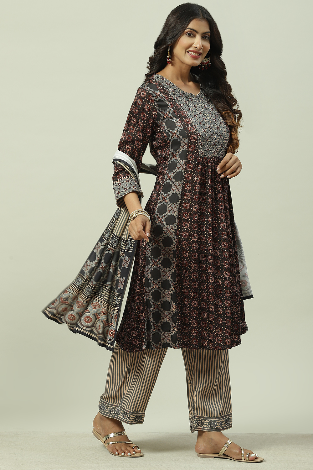 Maroon and Green Viscose Flared Kurta Palazzo Suit Set image number 6