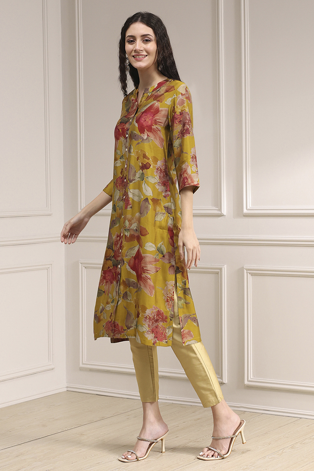 Yellow Floral Printed Straight Kurta image number 2