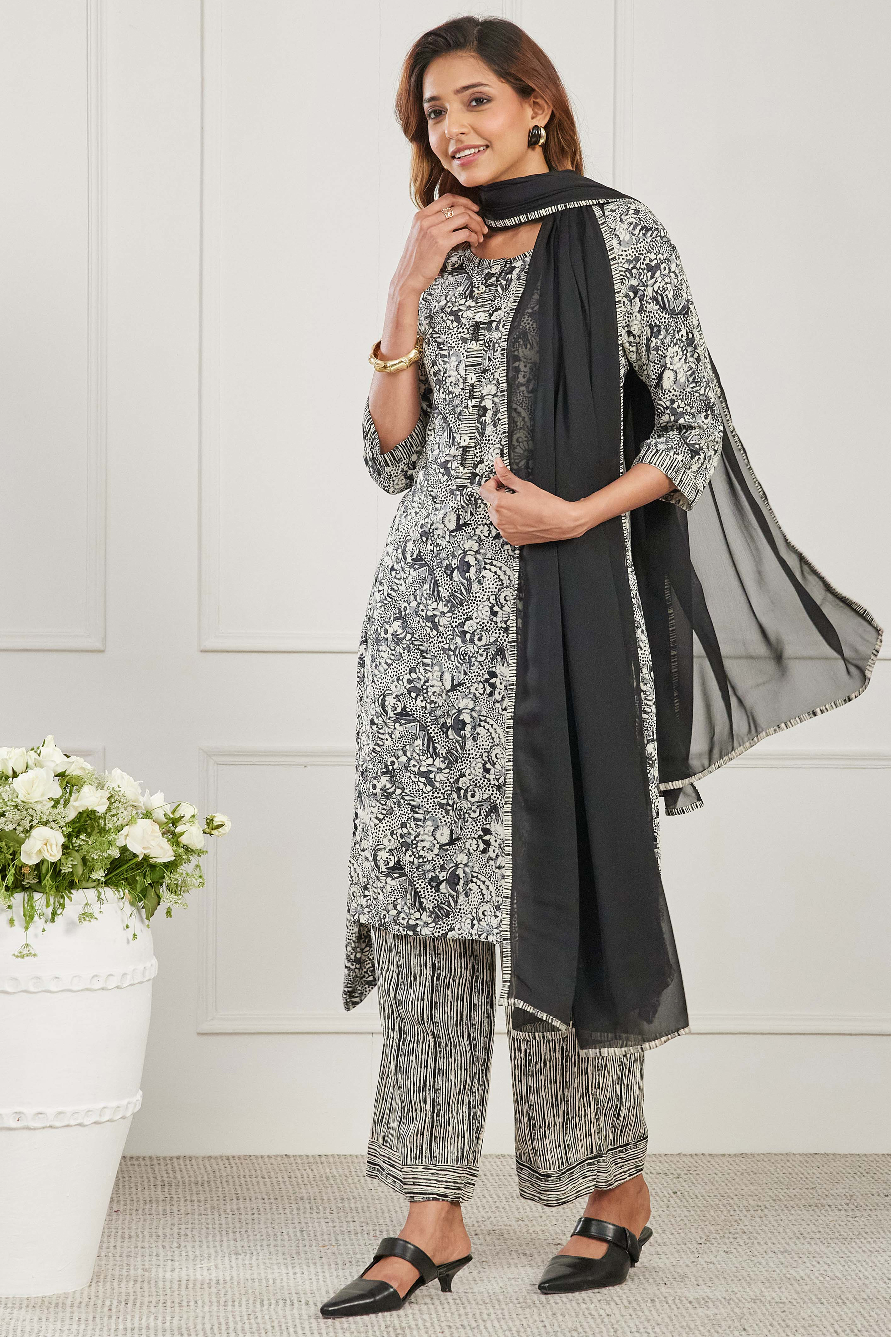 Blue & White Rayon Floral Printed Straight Kurta Set image number 3