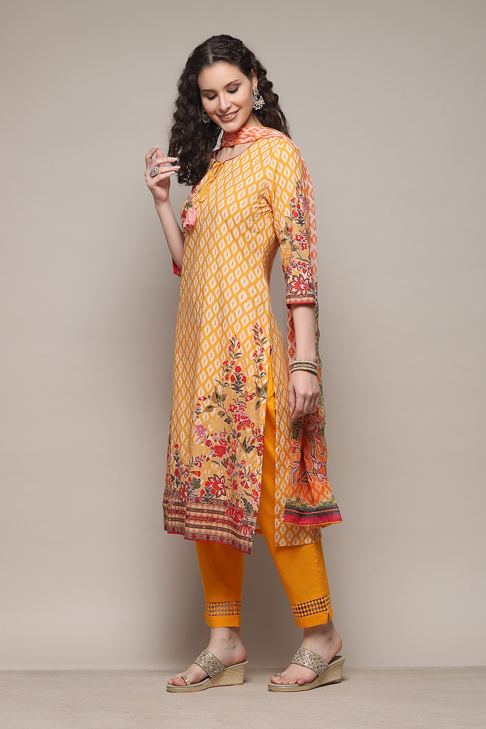 Yellow Cotton Straight Printed Kurta Slim Pant Suit Set image number 5