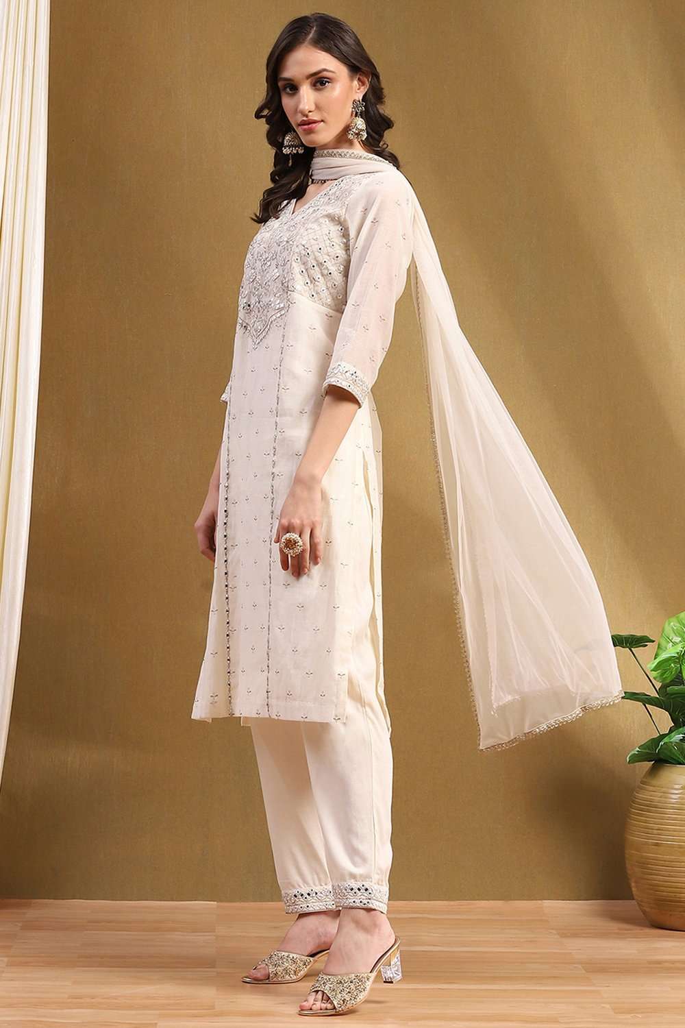 Fuchsia Poly Chanderi Embroidered Festive Straight Suit Set image number 3