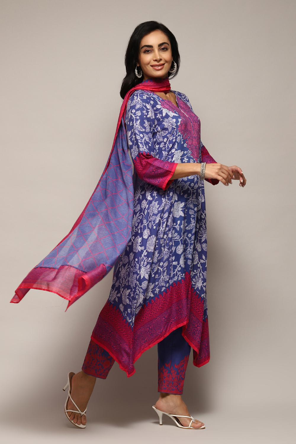 Off White Viscose Straight Printed Kurta Pant Suit Set image number 6