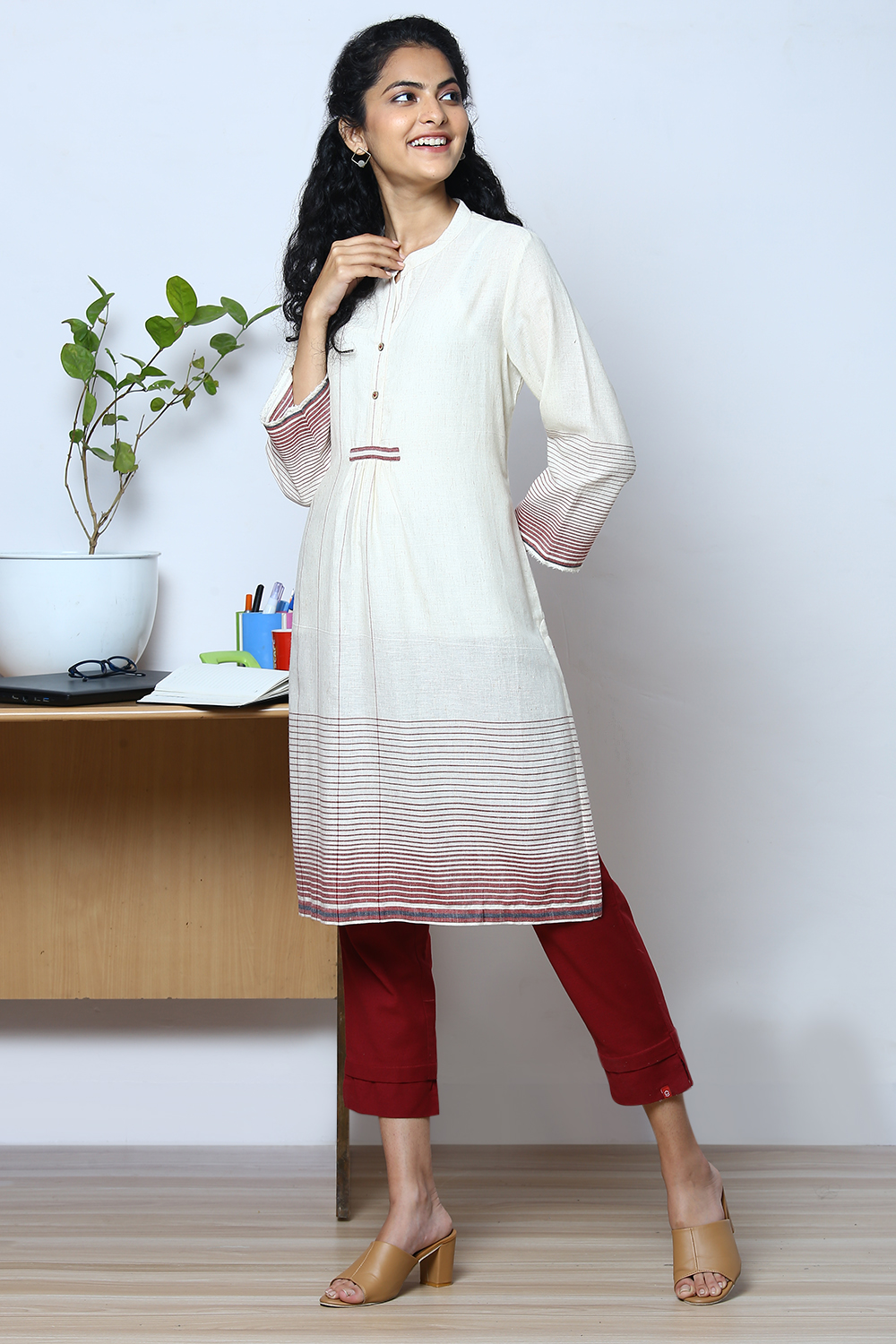 Off White Cotton Yarndyed Kurta image number 4